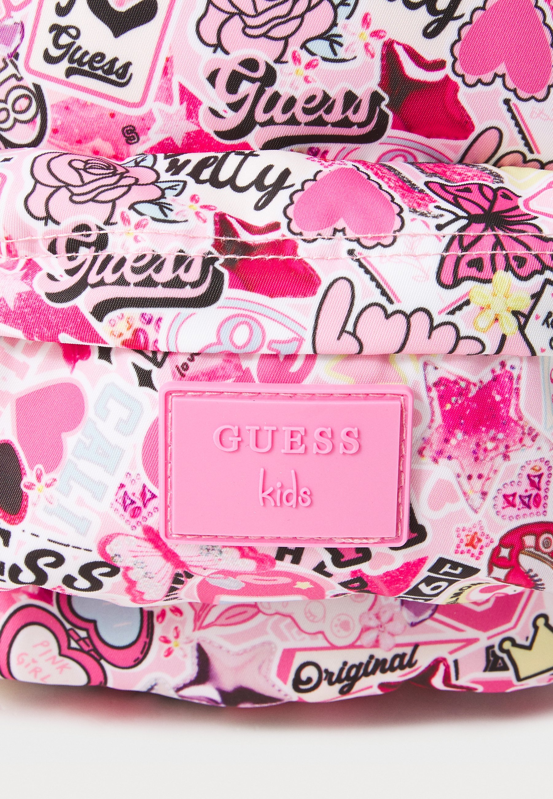 Zaino Guess - collage di adesivi