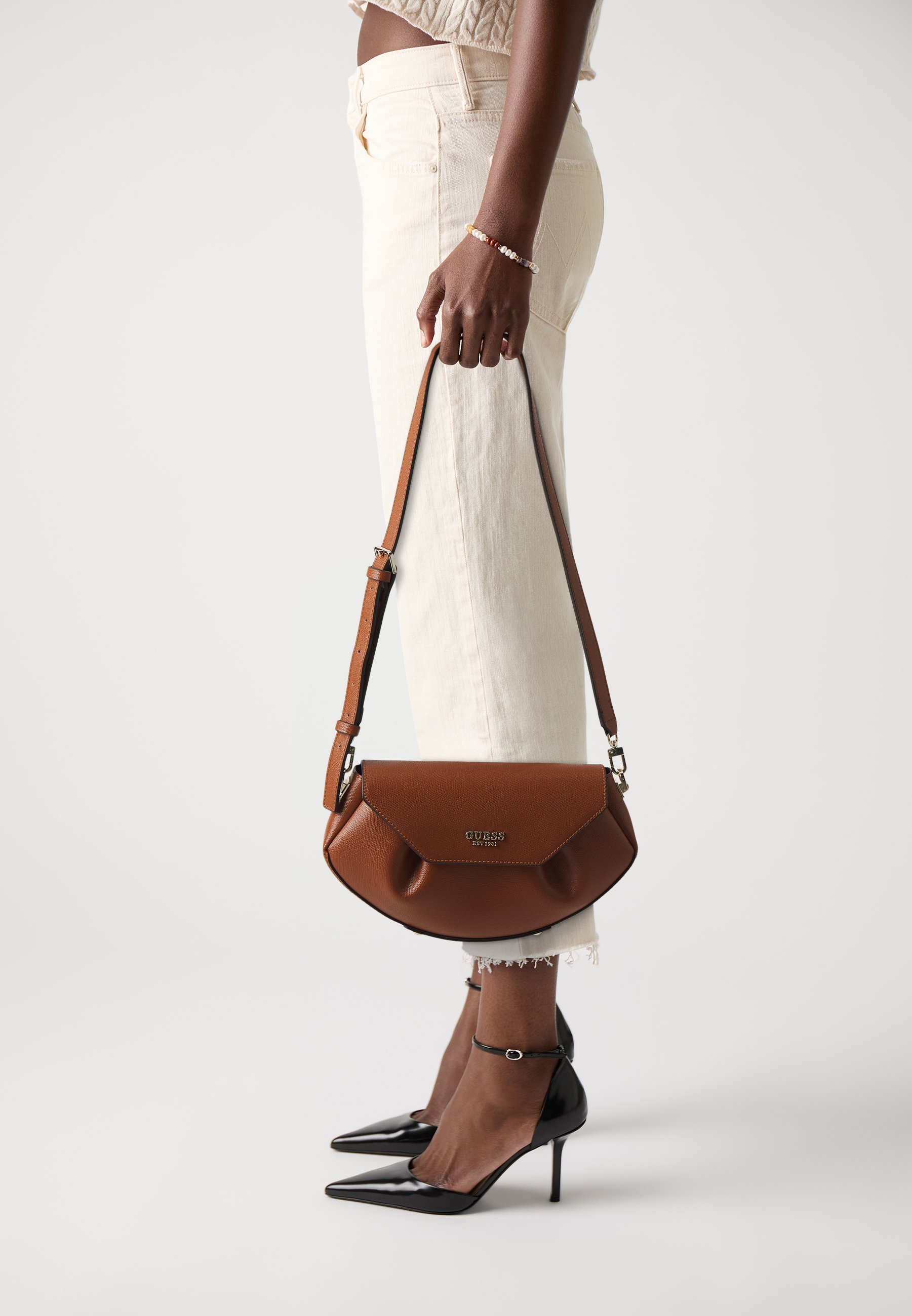 Guess AMORETTE FLAP - Crossbodytas - cognac