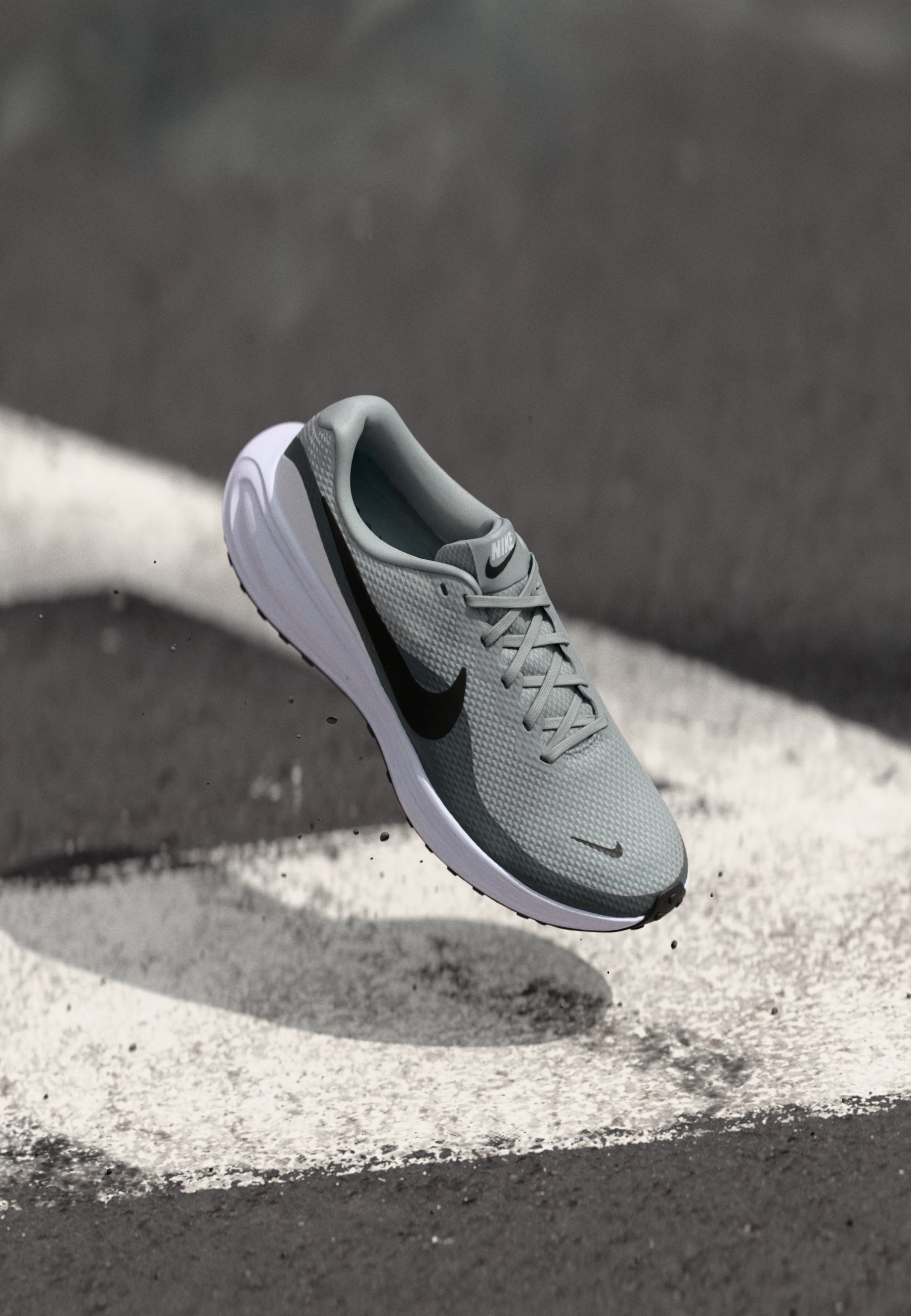 Nike Performance REVOLUTION 8 - Hardloopschoenen voor op de weg - licht rookgrijs/zwart/rookgrijs/wit