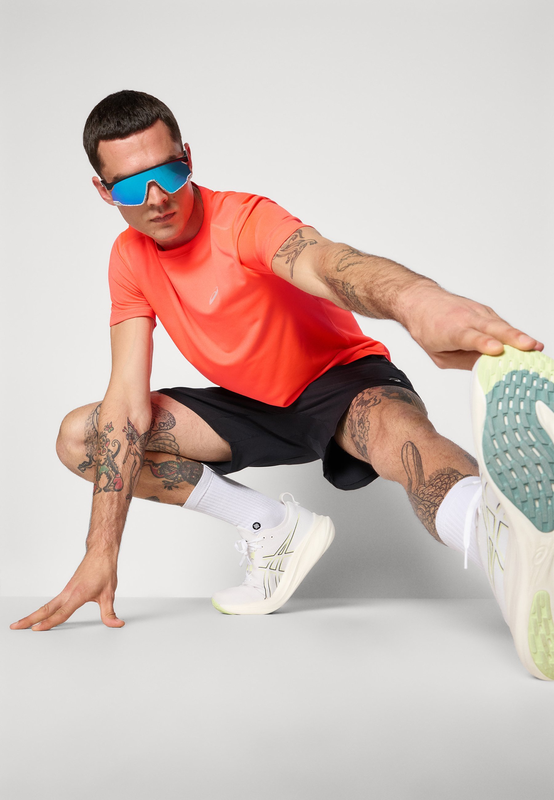 ASICS CORE TOP - Spordi T-särk - välgupunane