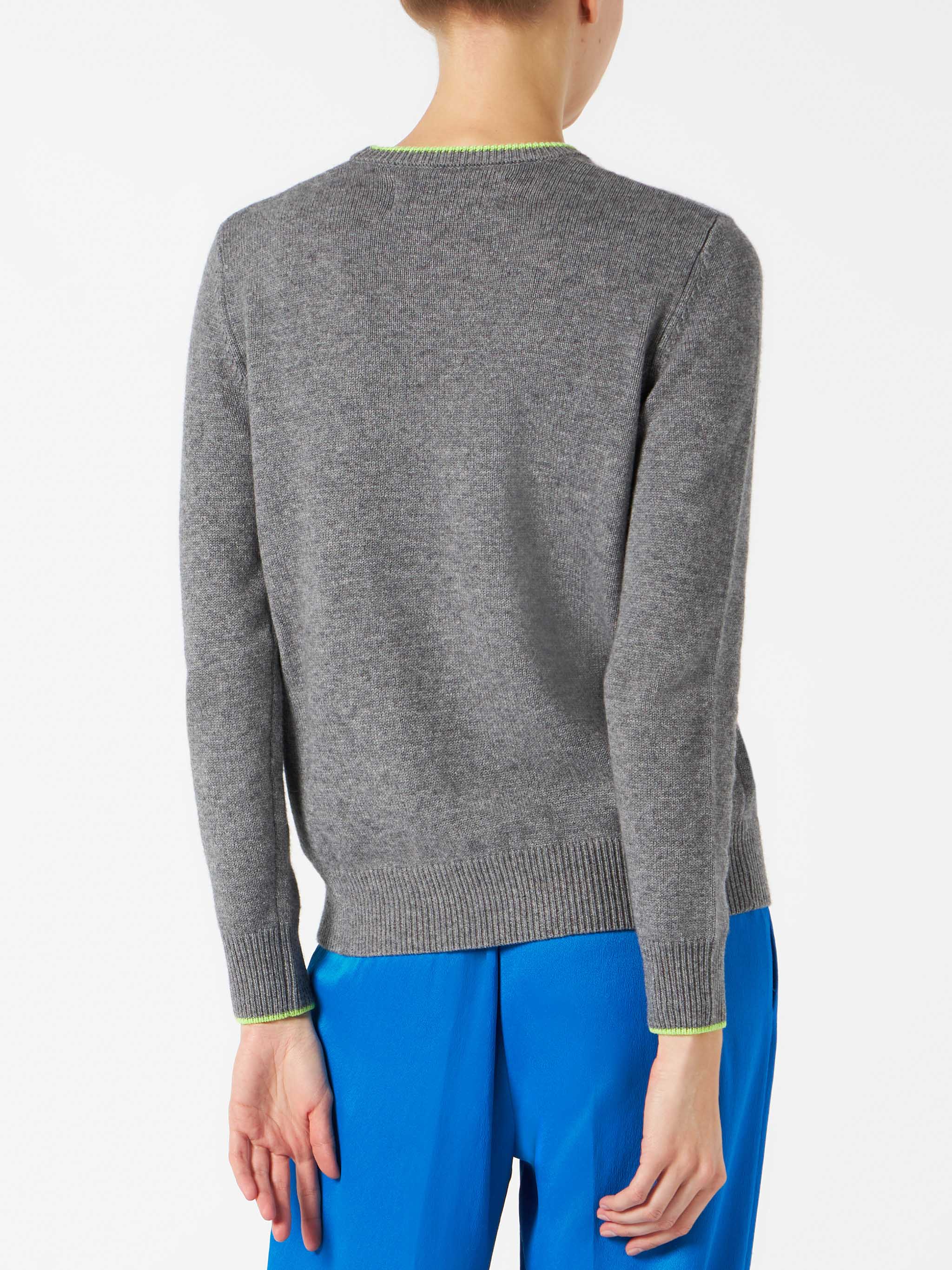 Maglione da donna grigio ricamo I hate mountains giallo fluo