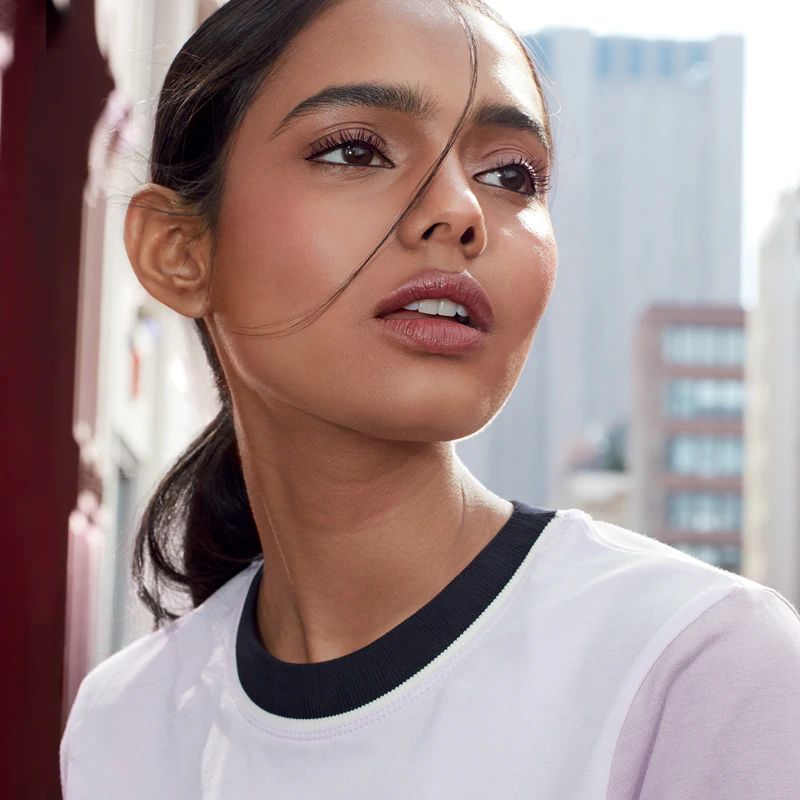 Máscara para cílios à prova d'água Lash Sensational da Maybelline New York que alonga, curva e dá volume aos cílios.