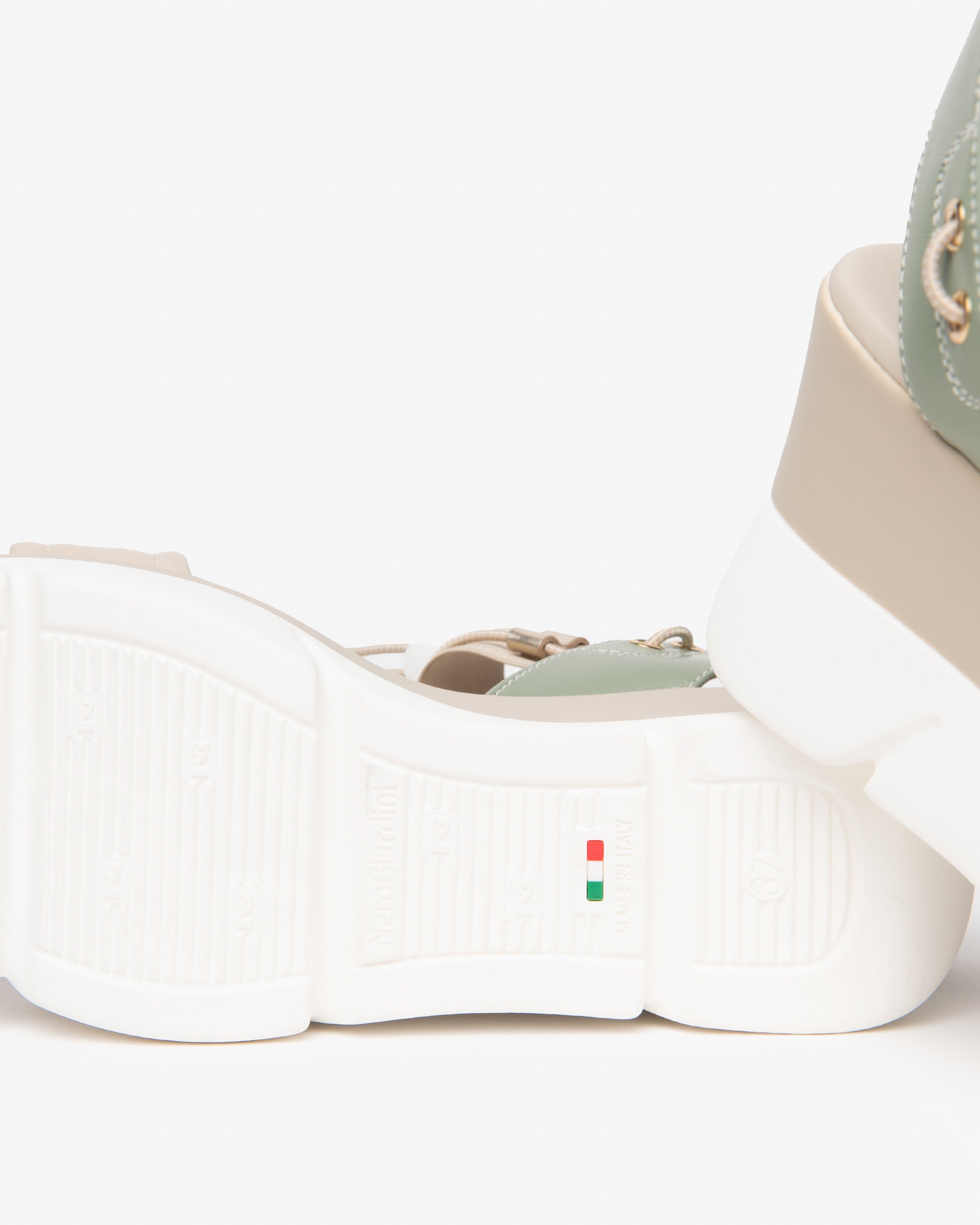  Damensandalen aus Leder und technischen Materialien