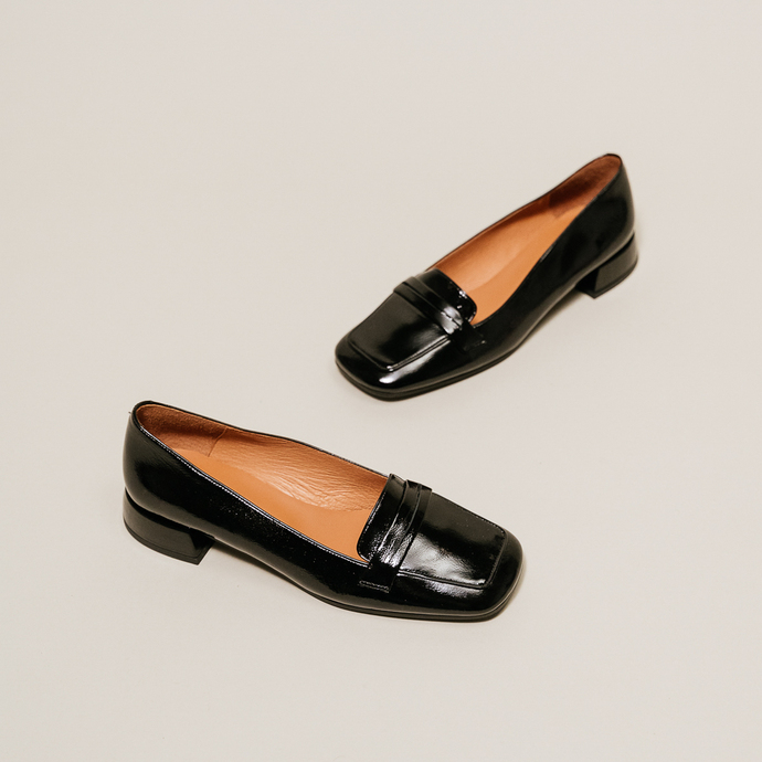 Mocassins à bouts carrés  en cuir vernis plissé noir