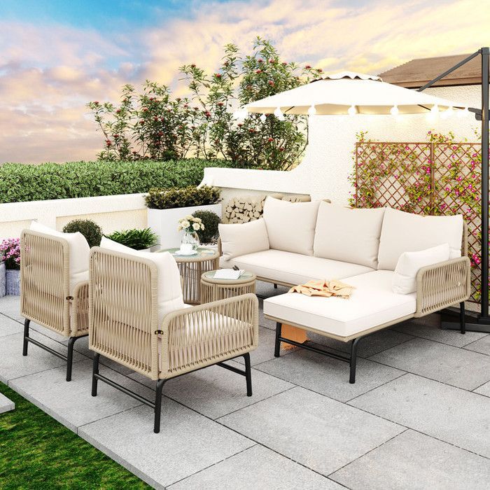 Conjunto de muebles de jardín de hierro MODERNLUXE para 5 personas: 2 sofás, 2 sillones y 2 mesas de centro apilables, con todos los cojines incluidos. Color beige.