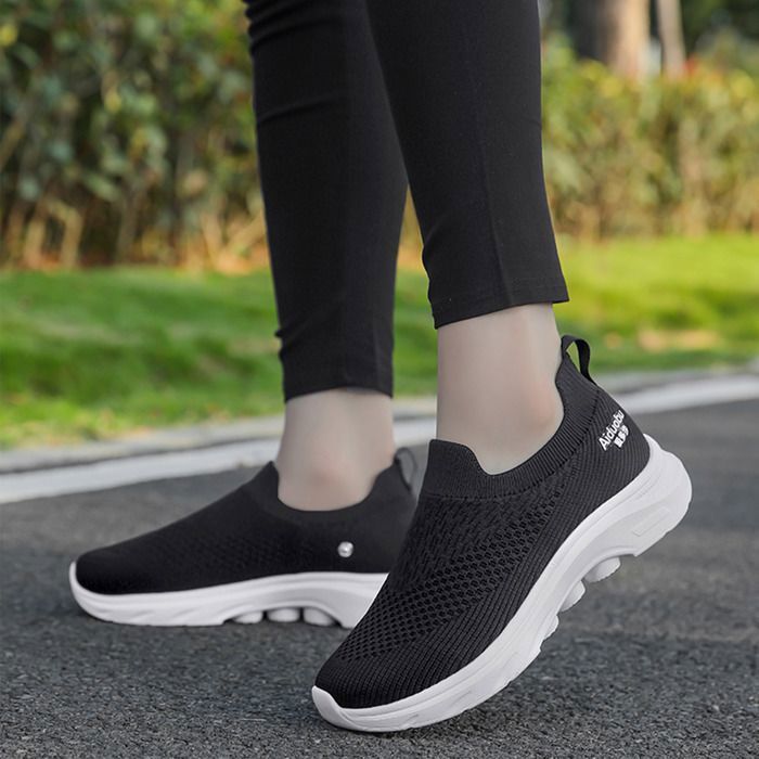 Unisex leisure shoes for seniors, ideal for hiking, running and fitness.