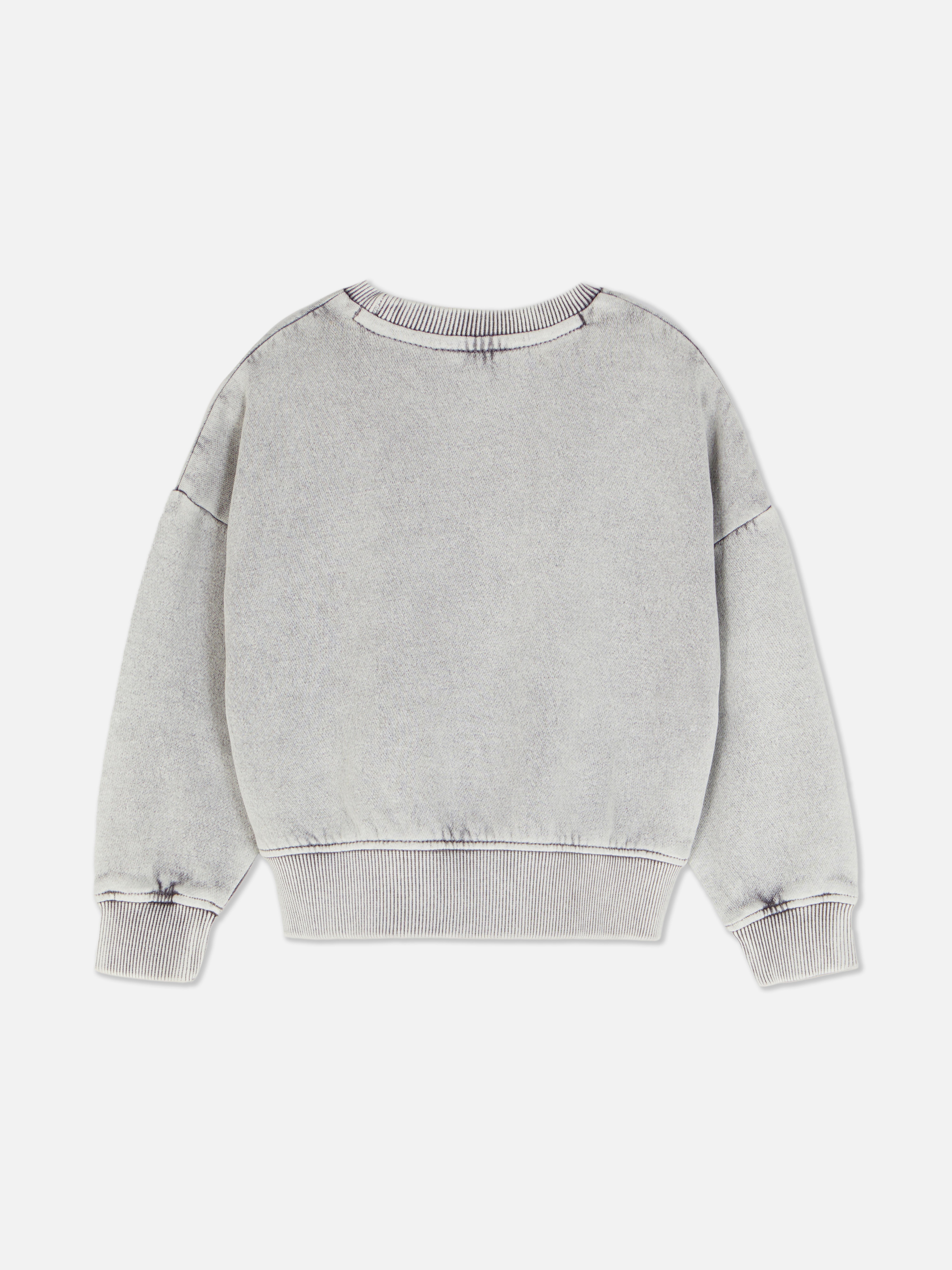 Sweatshirt im Acid-Wash-Stil mit Herzmotiv. Ein Sweatshirt mit Auswasch-Effekt, Herzmotiv und gerippten Bündchen.