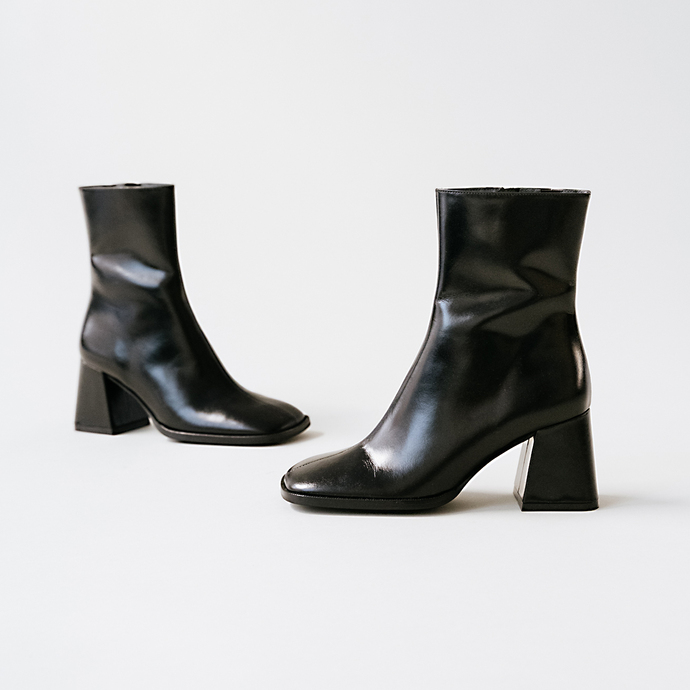 Bottines à talons épais et bouts carrés  en cuir noir