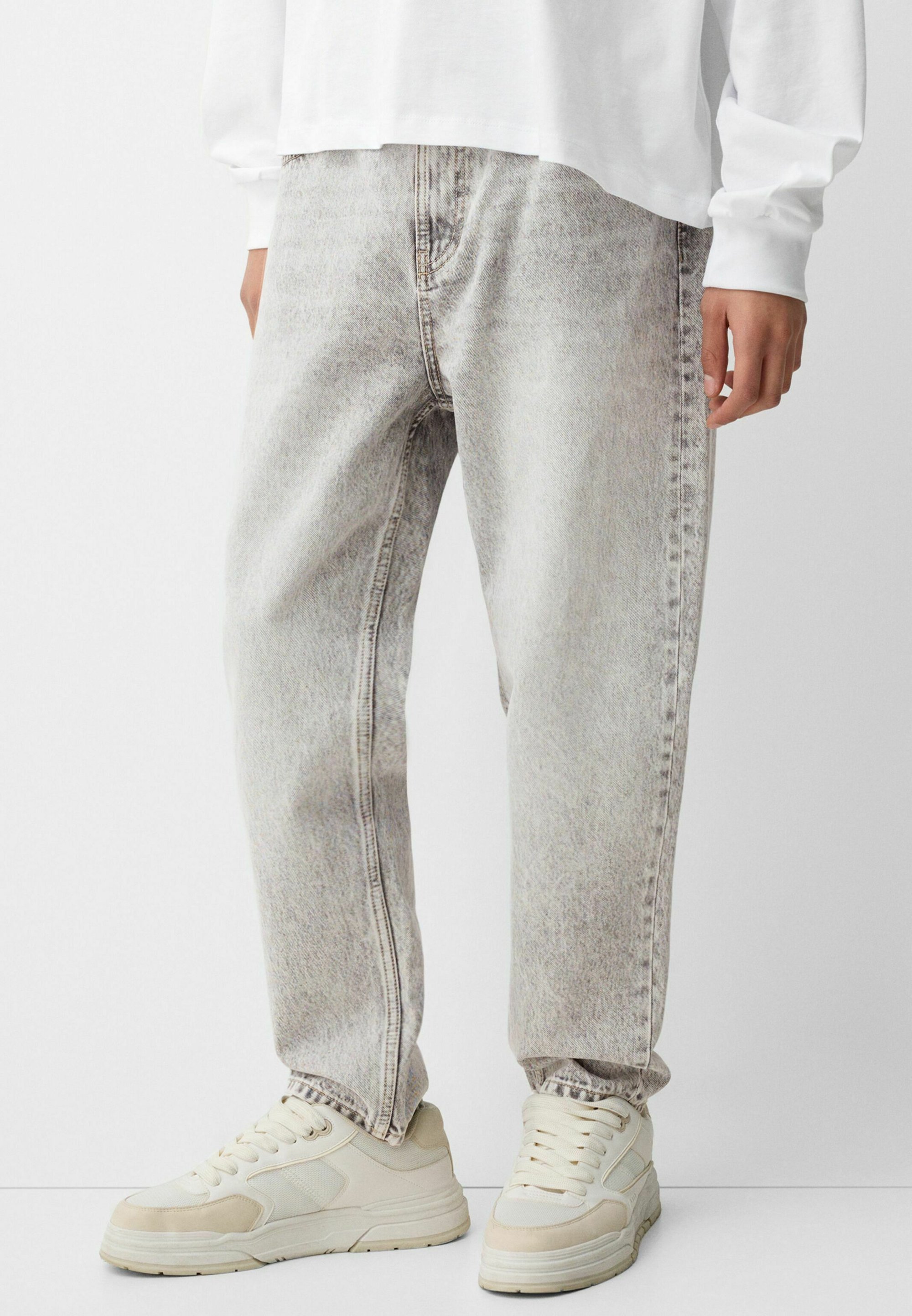 Bershka LOOSE - Jean coupe fuselée - gris