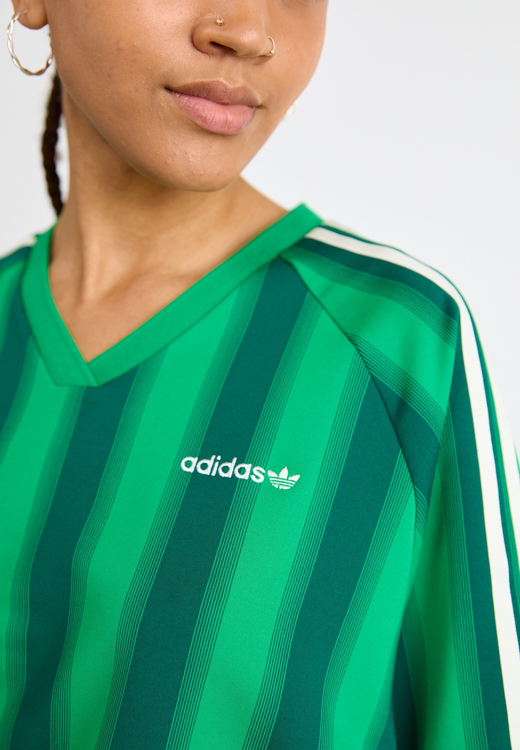 adidas Originals LINEAR TEE - Nyomott mintás póló - zöld