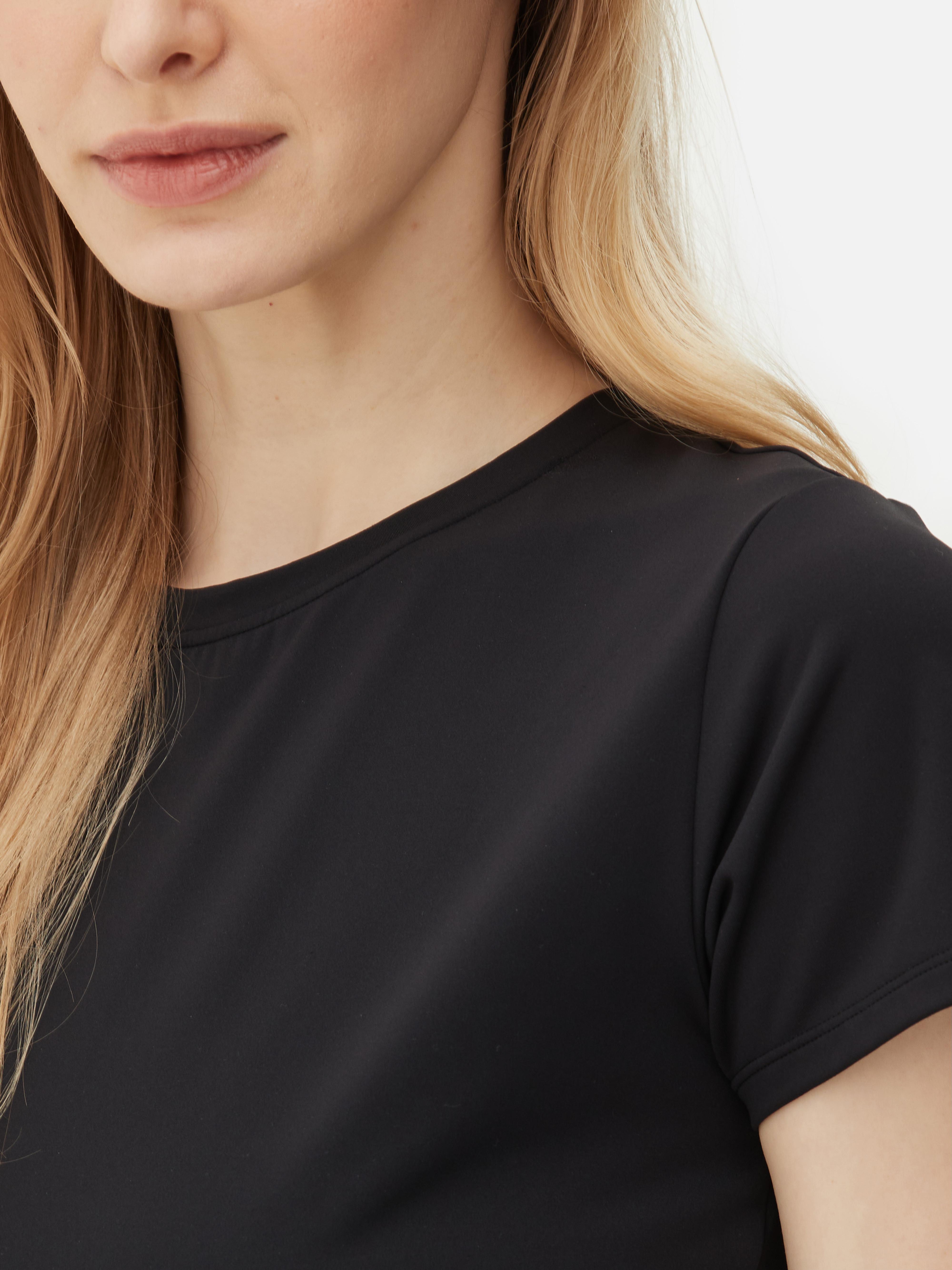 Tricou sport moale ca untul Bucură-te de un antrenament în acest tricou cu guler rotund moale ca untul din colecția noastră sport