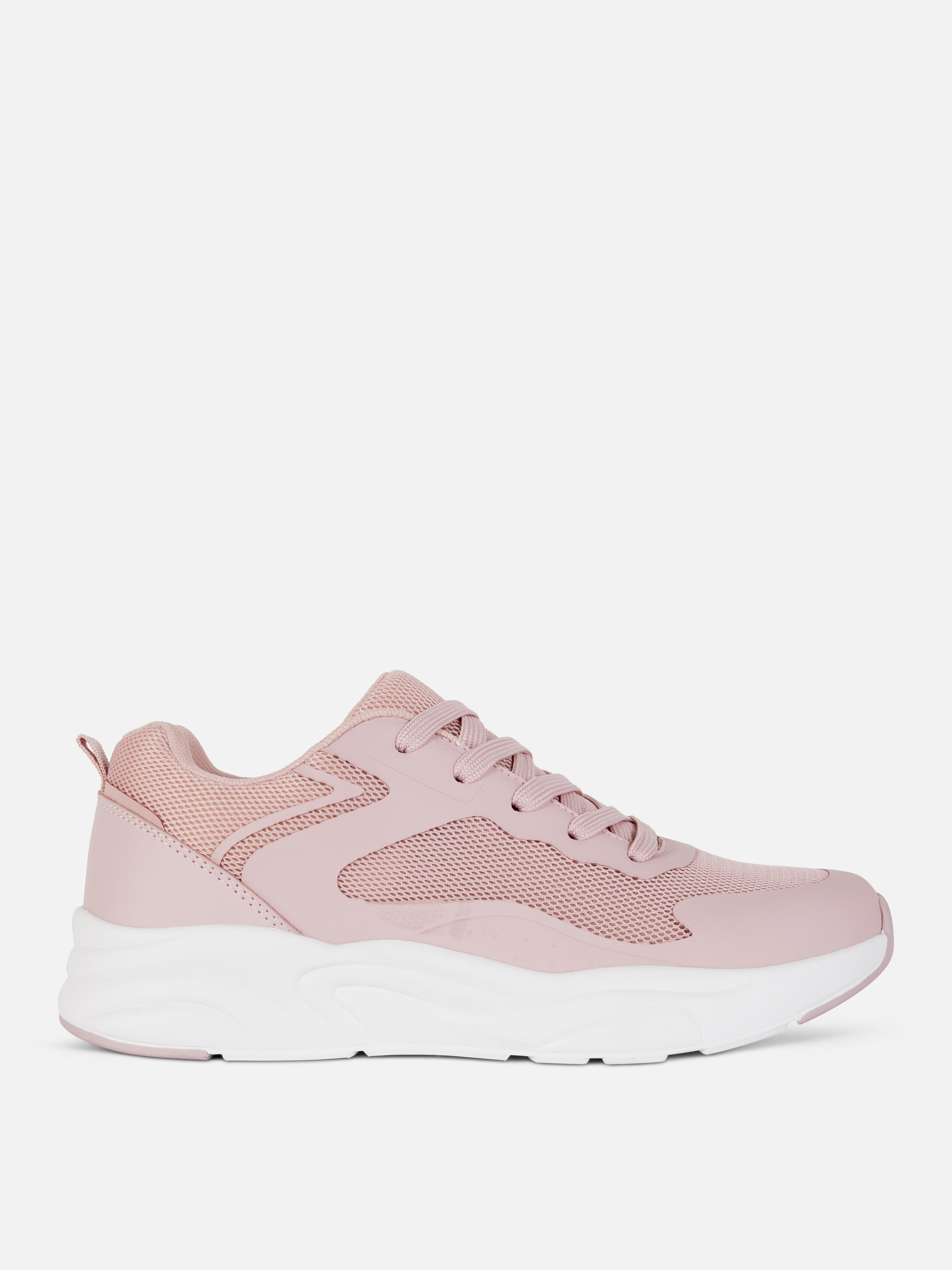 Sneaker mit Mesh-Obermaterial und dicker Sohle. Ein lässiger Schuh für jeden Tag.