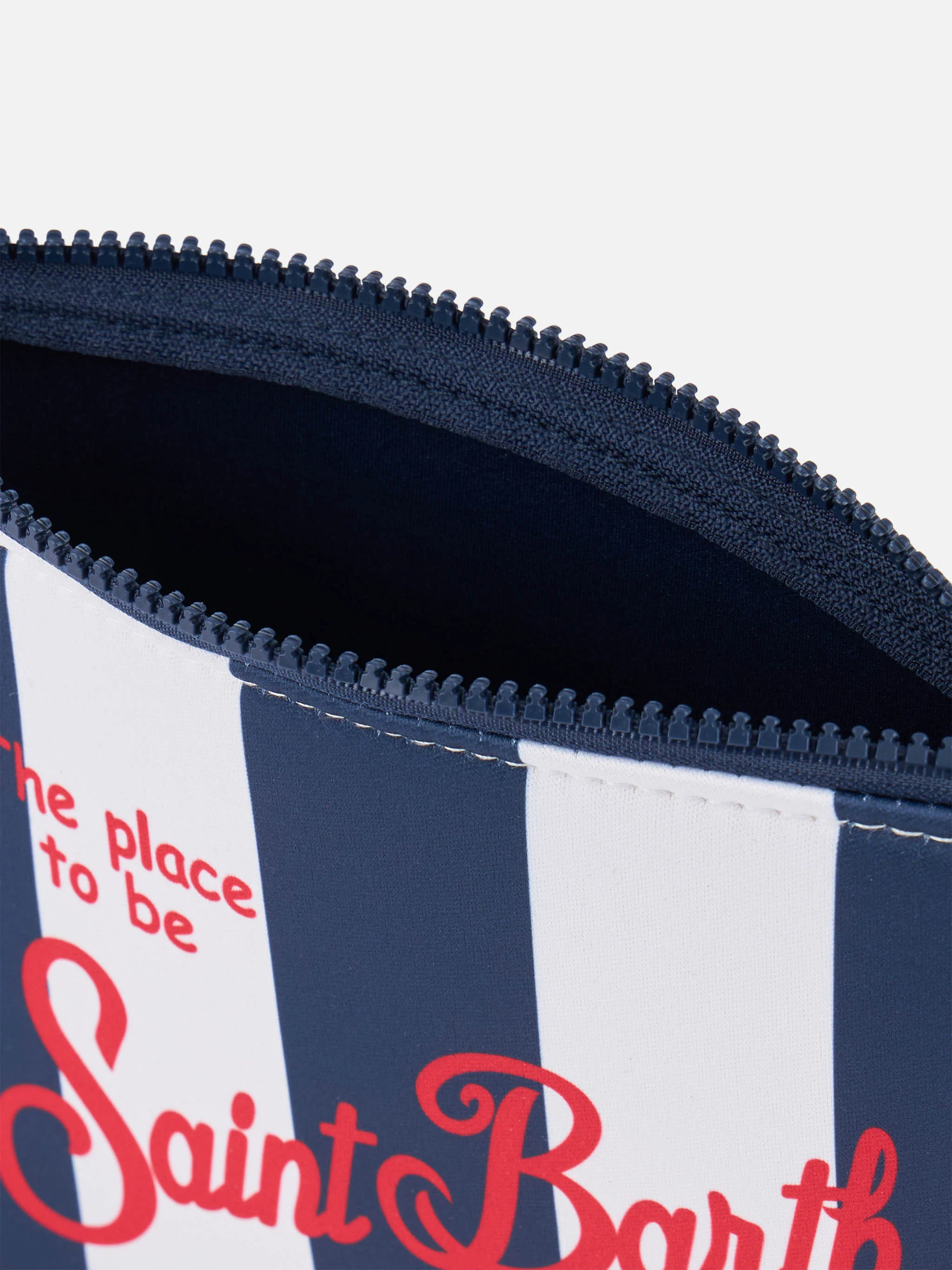 Aline Scuba Clutch - Blauwe gestreepte print met exclusief Saint Barth-logo en treklipje | MC2 Saint Barth