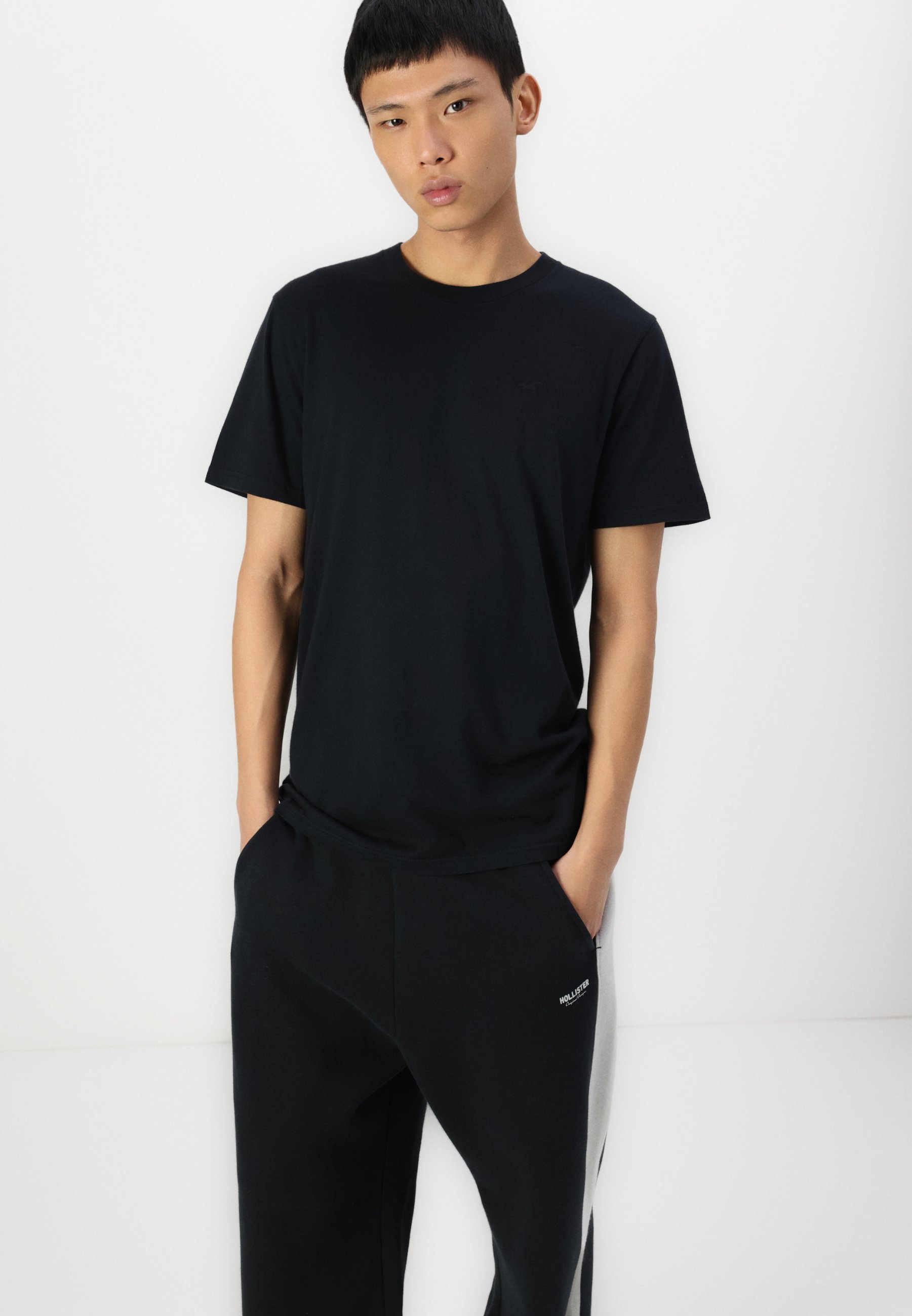 Zestaw 3 koszulek Hollister Co. Icon Crew – podstawowy T-shirt – biały/czarny/szary