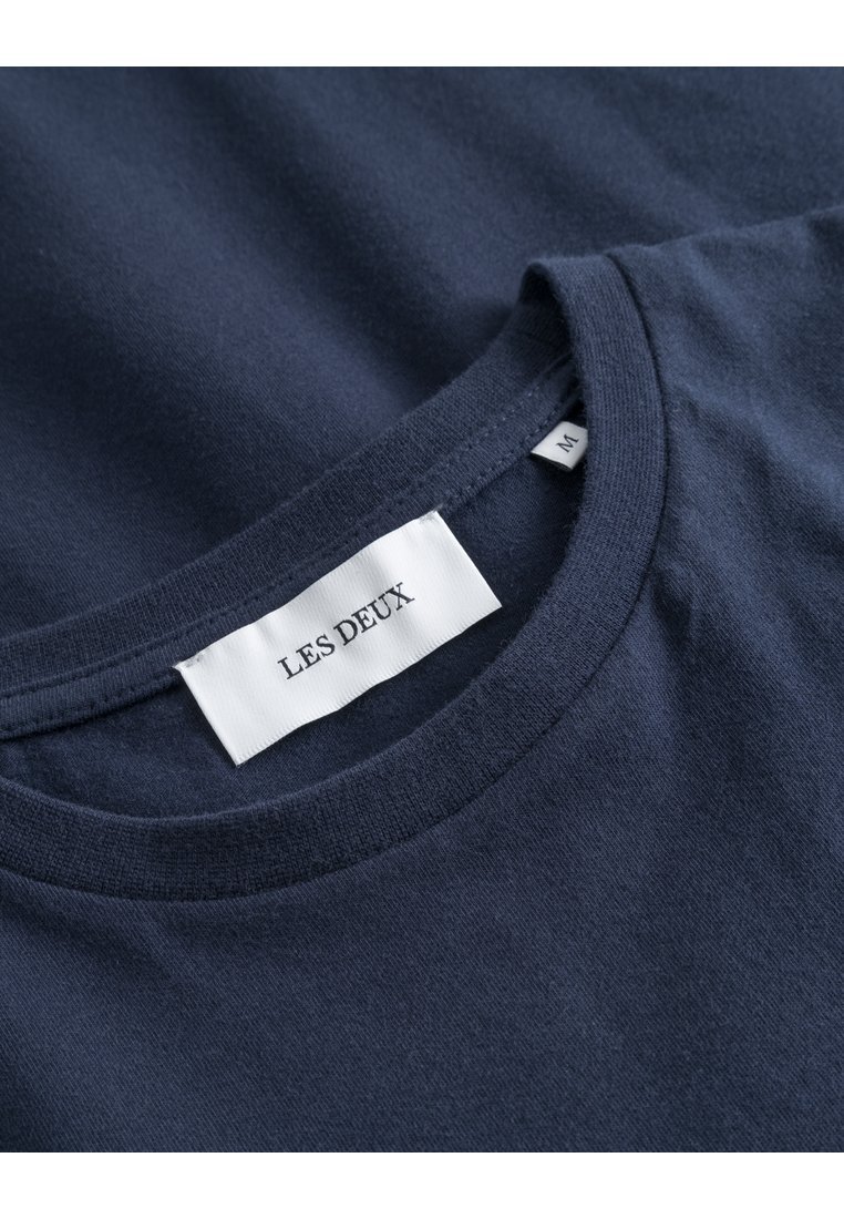 Les Deux NØRREGAARD - Basis T-shirt - donkerblauw
