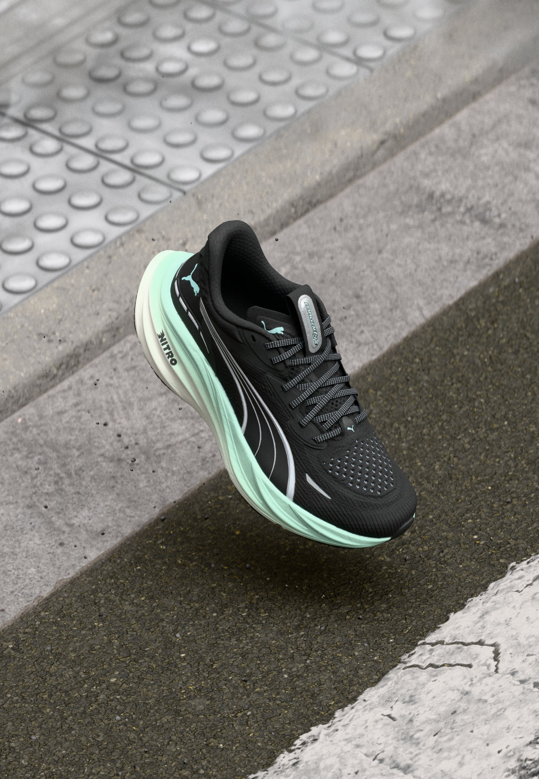 Puma MAGNIFY NITRO 3 – Straßenlaufschuhe – Schwarz/Mint Melt