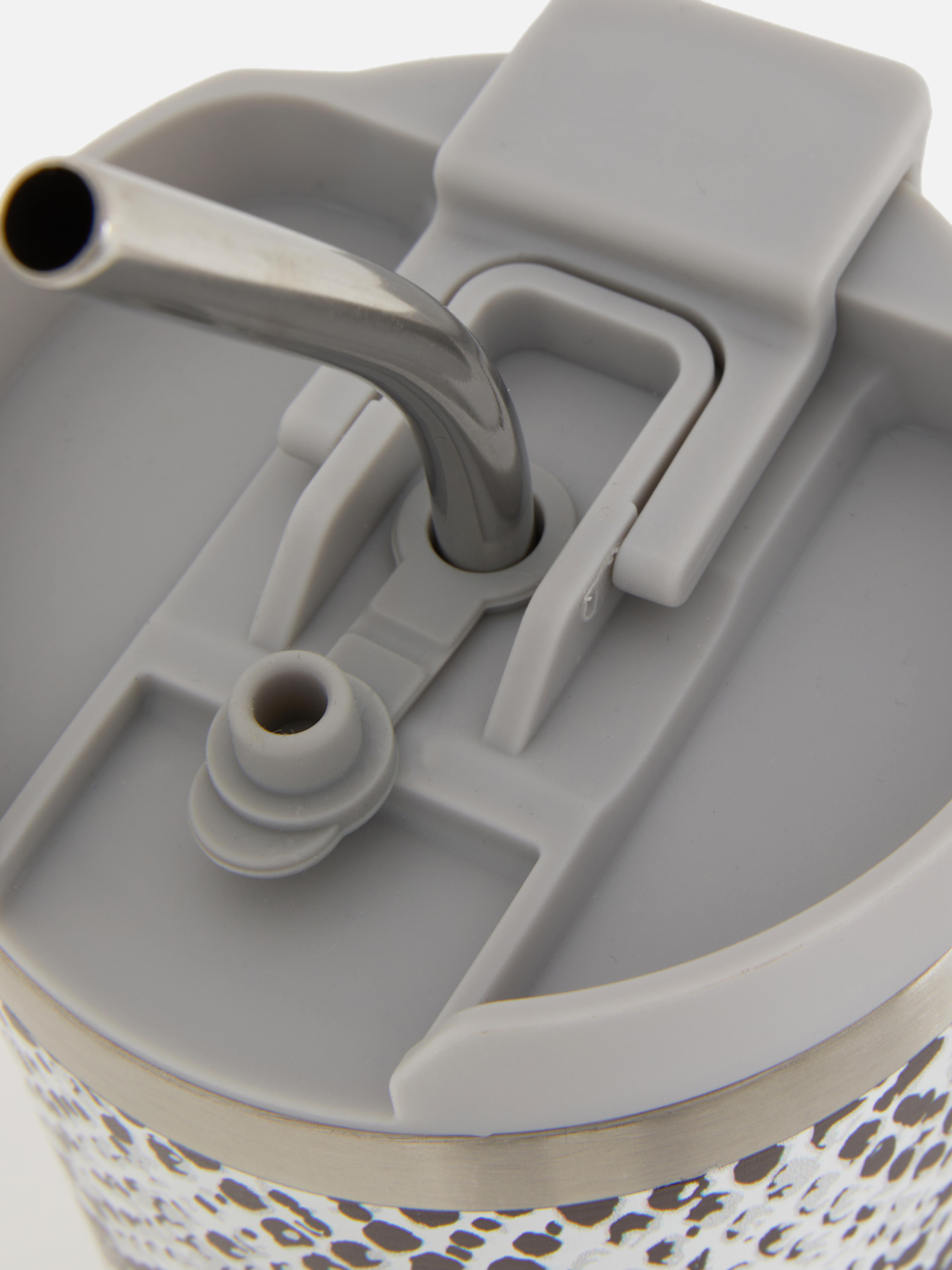 Cană de călătorie din oțel inoxidabil cu pai 1180 ml Potolește-ți setea cu stil cu această cană mare de călătorie de peste un litru.