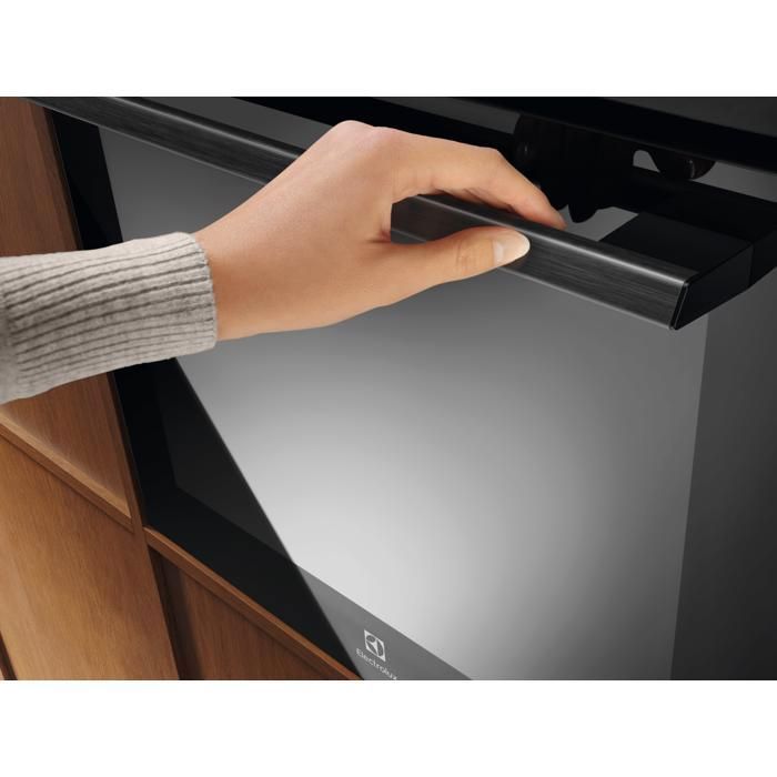 Forno de embutir Electrolux SenseCook® pirolítico 600 com SteamCrisp Y6POC67WH, Classe Energética A++, Preto Puro