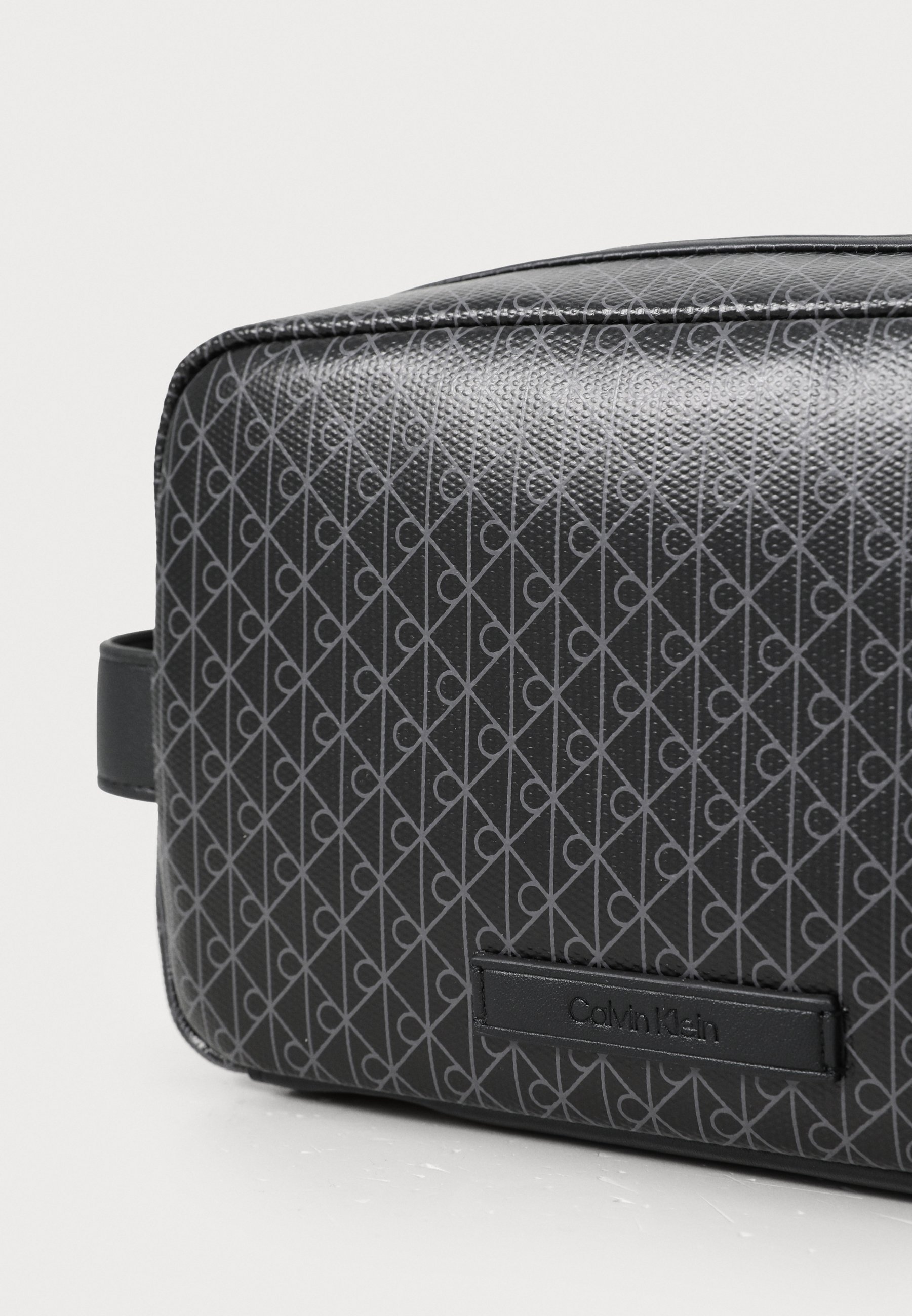 Calvin Klein COATED EMBLEM - Toilettas - zwart