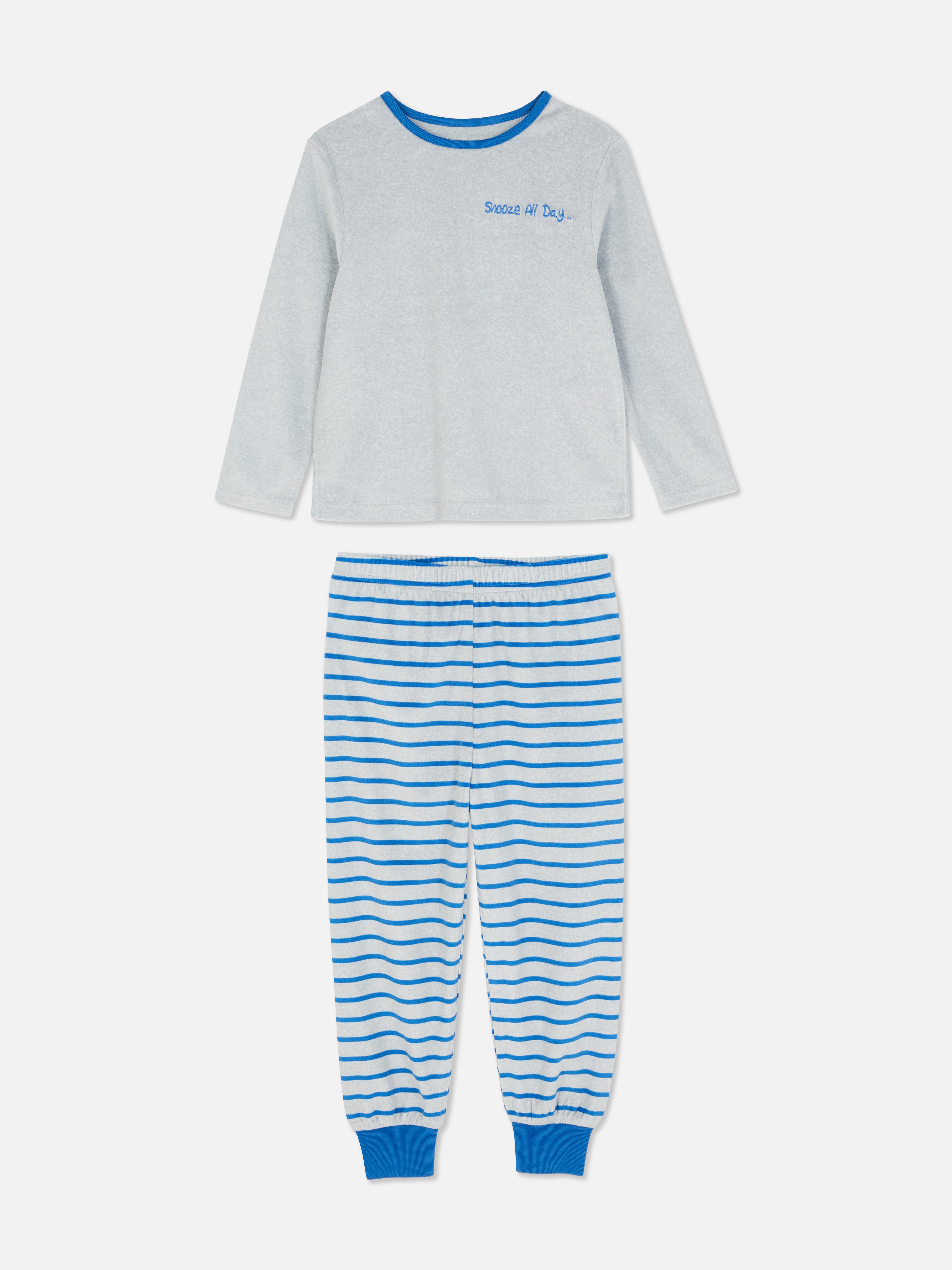 Pijamale din velur cu dungi. O pijama moale cu bluză cu mânecă lungă și pantaloni cu manșetă până la gleznă.