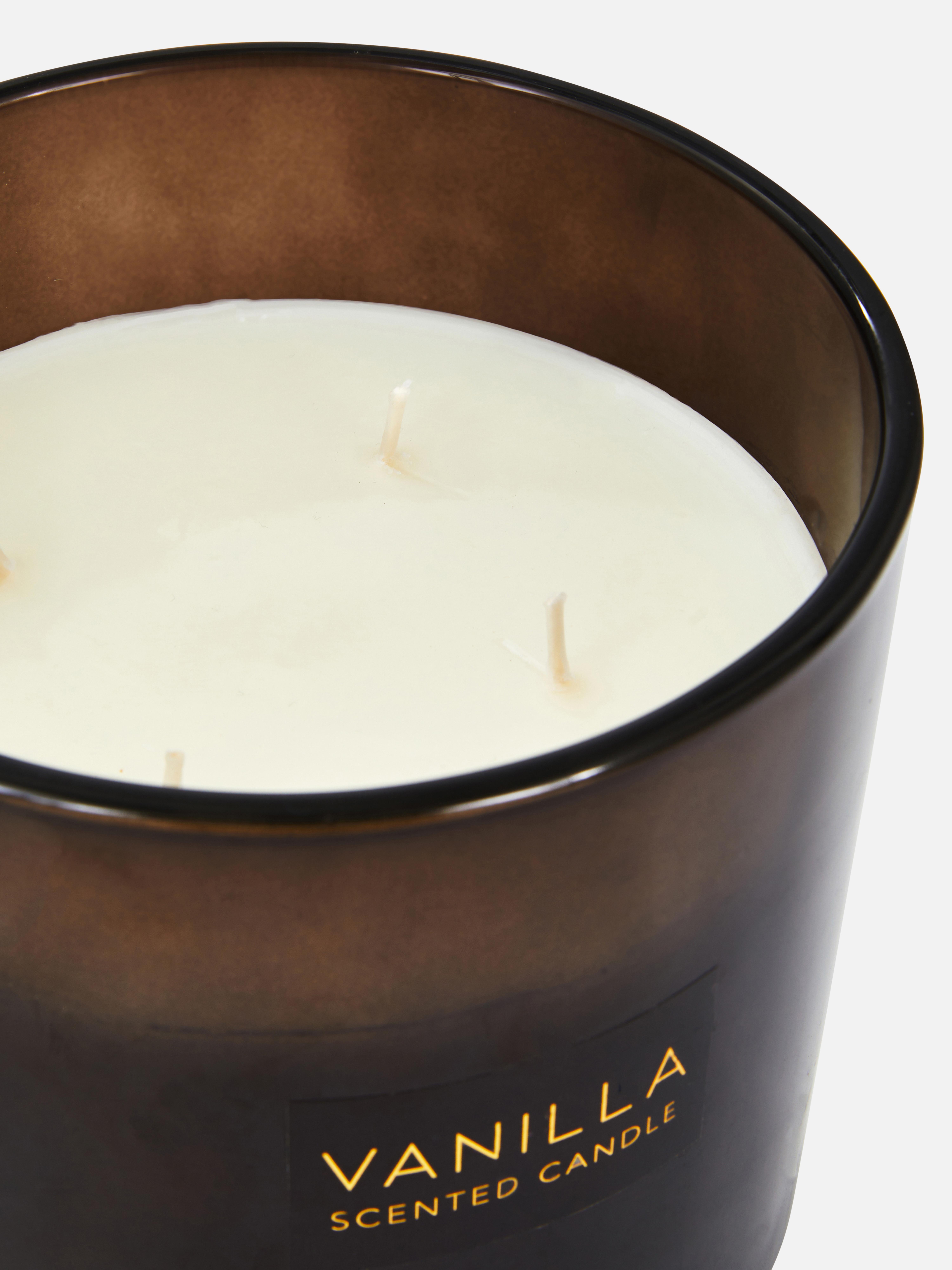 Candela profumata con più stoppini. Aggiungi una nuova dimensione al tuo spazio con questa candela.