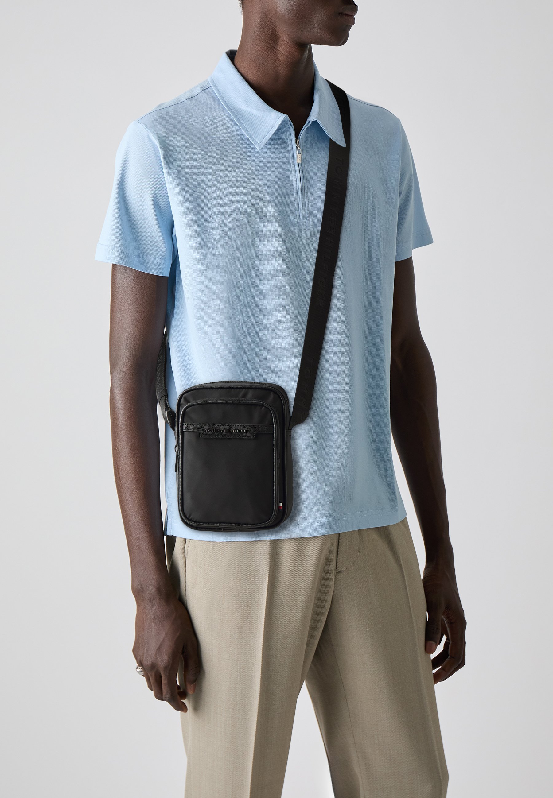 Tommy Hilfiger REPREVE MINI REPORTER UNISEX - Crossbodytas - zwart