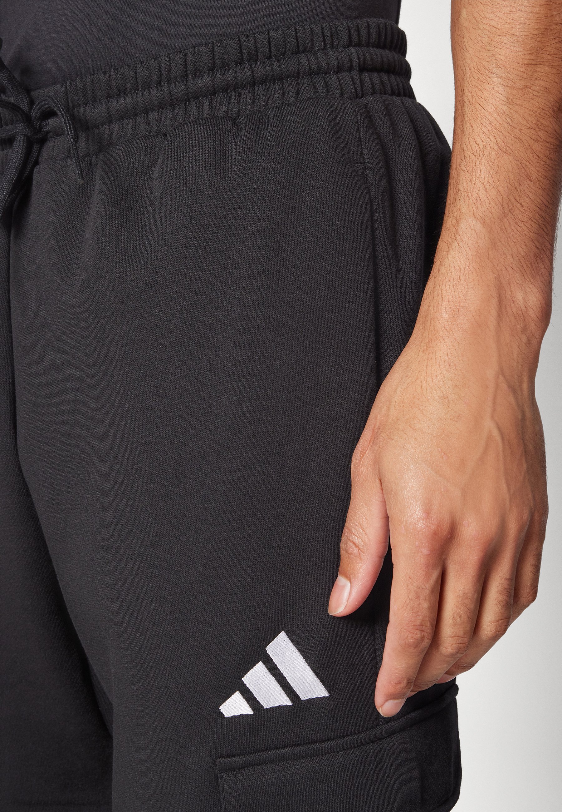 adidas Sportswear ESSENTIALS FEEL COZY CARGO - Treningsbukse - black/white