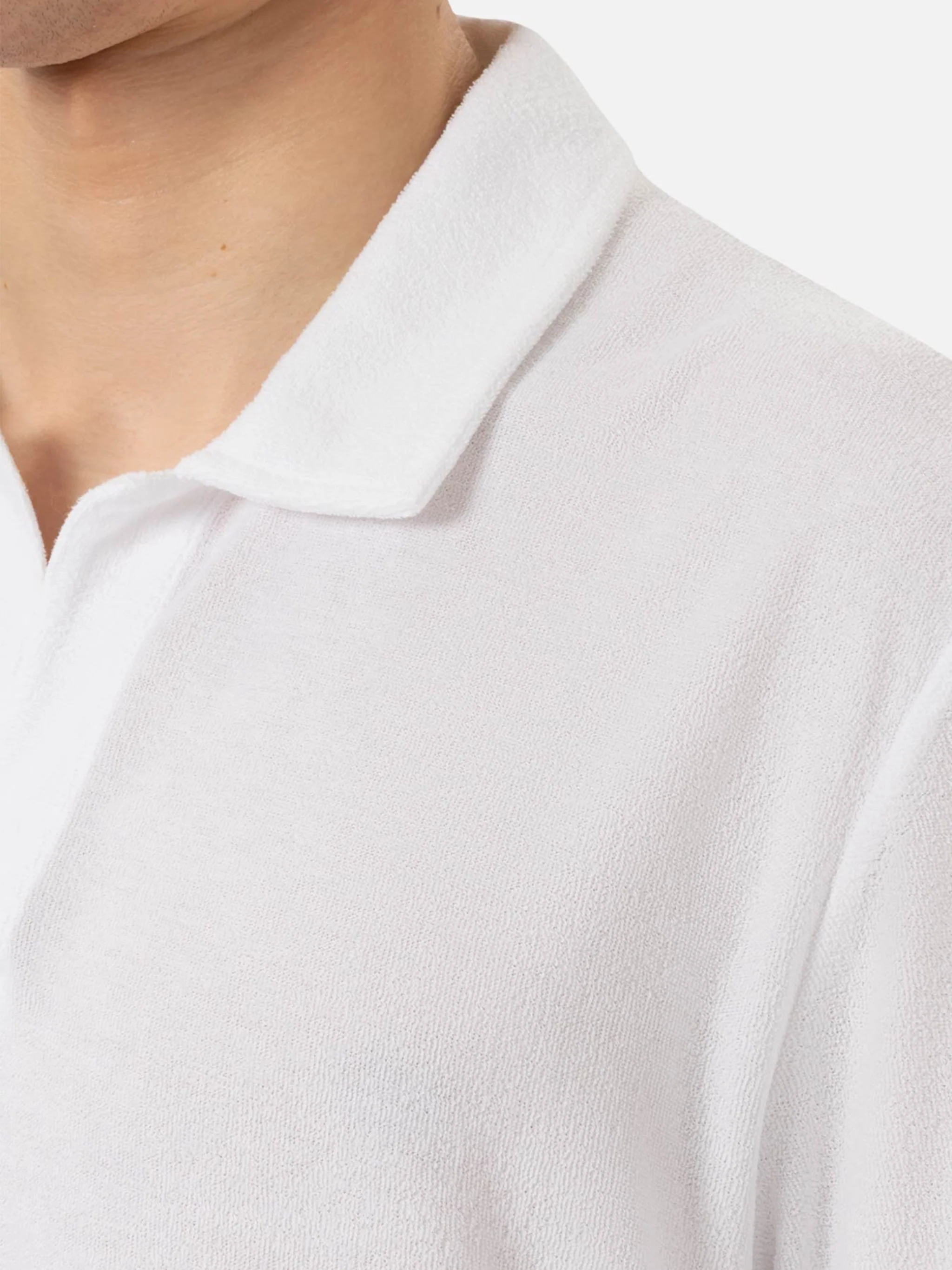 Jeremy Polo in een witte badstof
