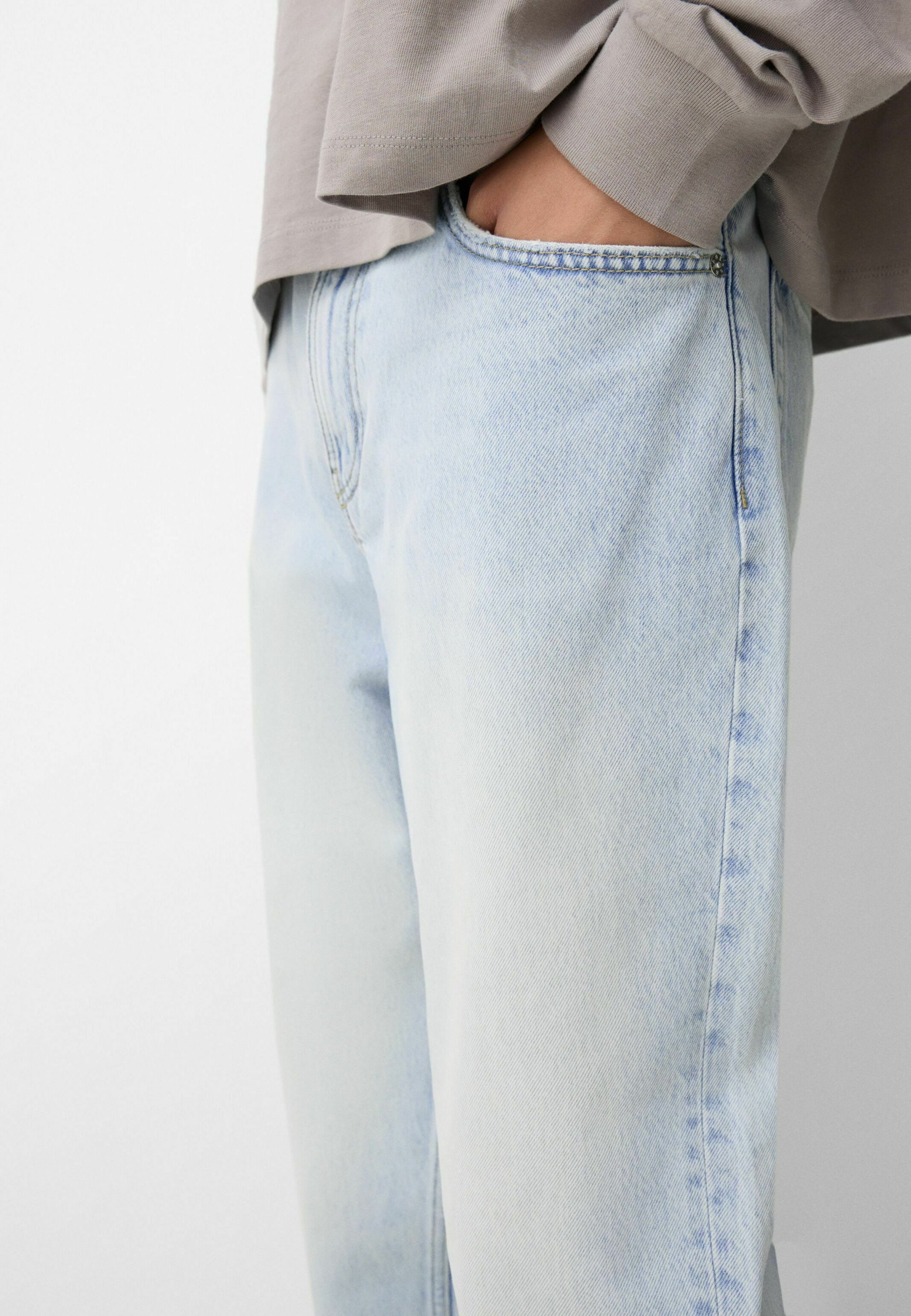 Bershka LOOSE - Jean coupe fuselée - bleu clair