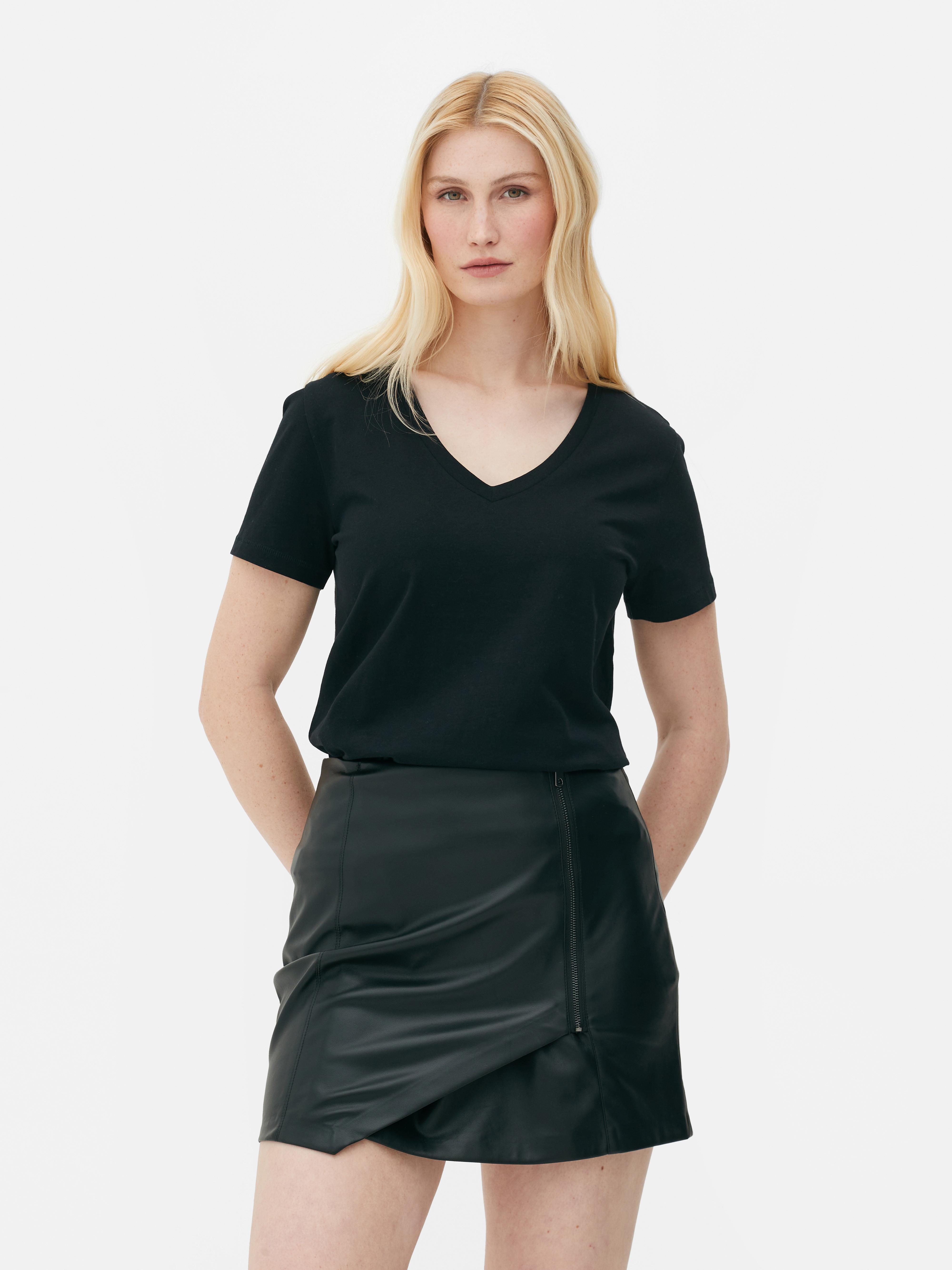 Tricou cu croială regulată și decolteu în V. Acest model cu decolteu în V este o îmbunătățire subtilă a tricoului de bază.