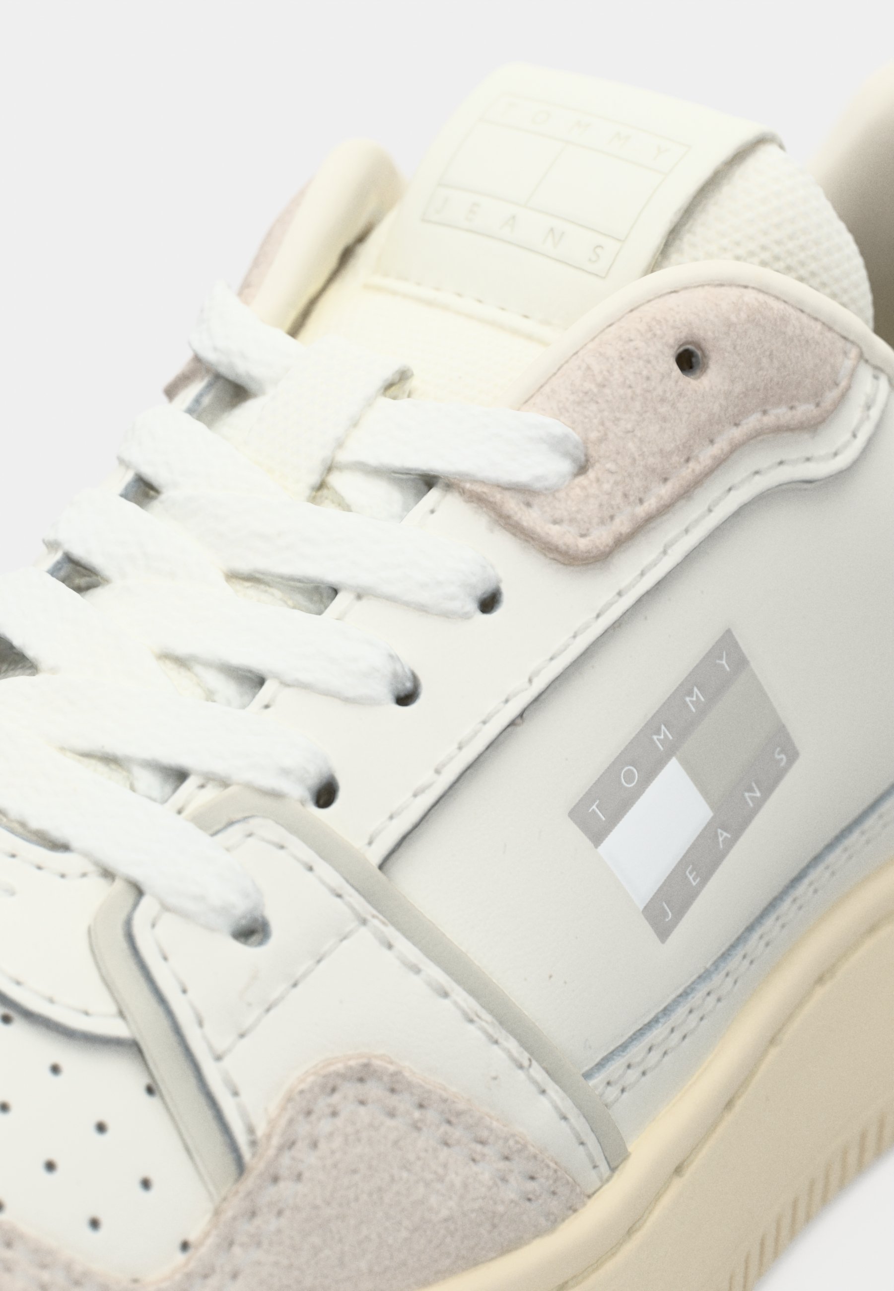 Tommy Jeans RETRO BASKET - Sneakers - ecru/stratusgrijs