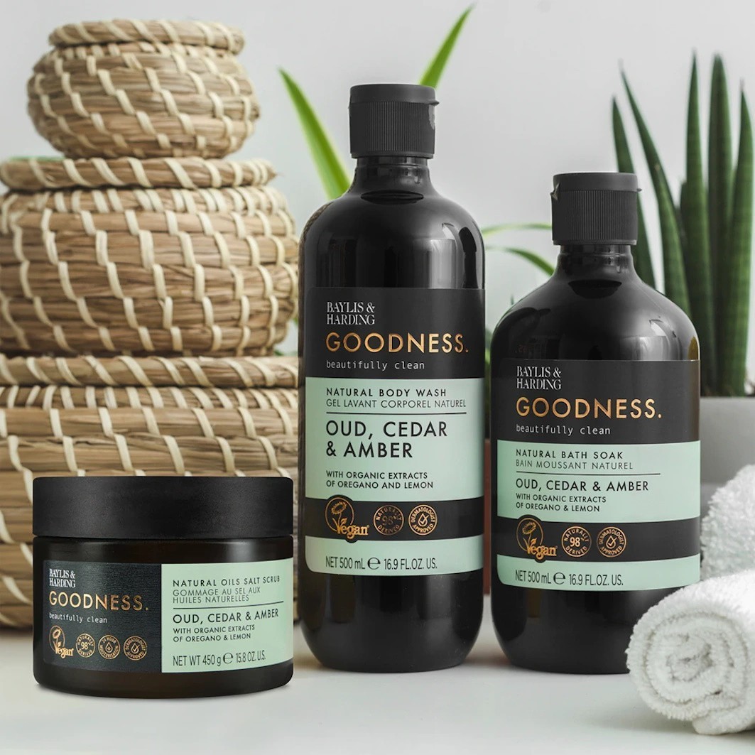 „Baylis & Harding“ kūno šveitiklis su natūraliais aliejais, druskos šveitiklis su agarmedžiu, kedru ir gintaru – 450 g