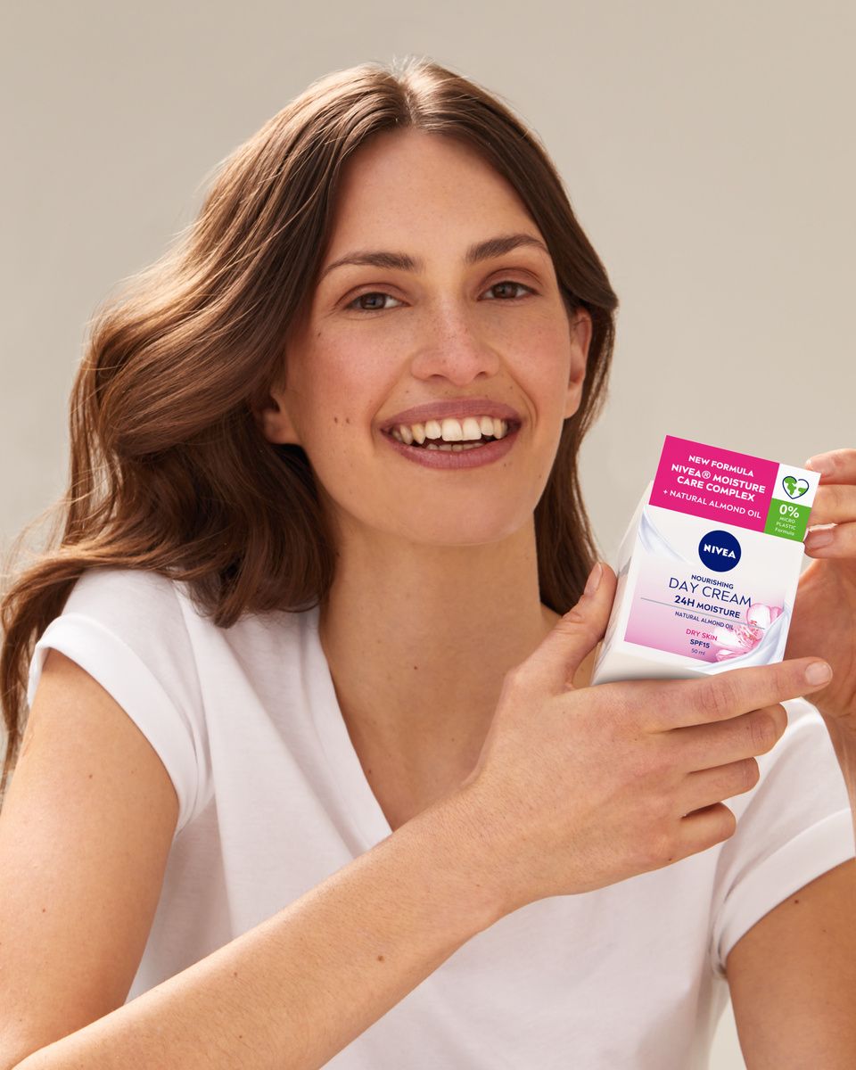 Barojošs dienas krēms ar SPF 30 sausai un jutīgai ādai Sejas mitrinātāji