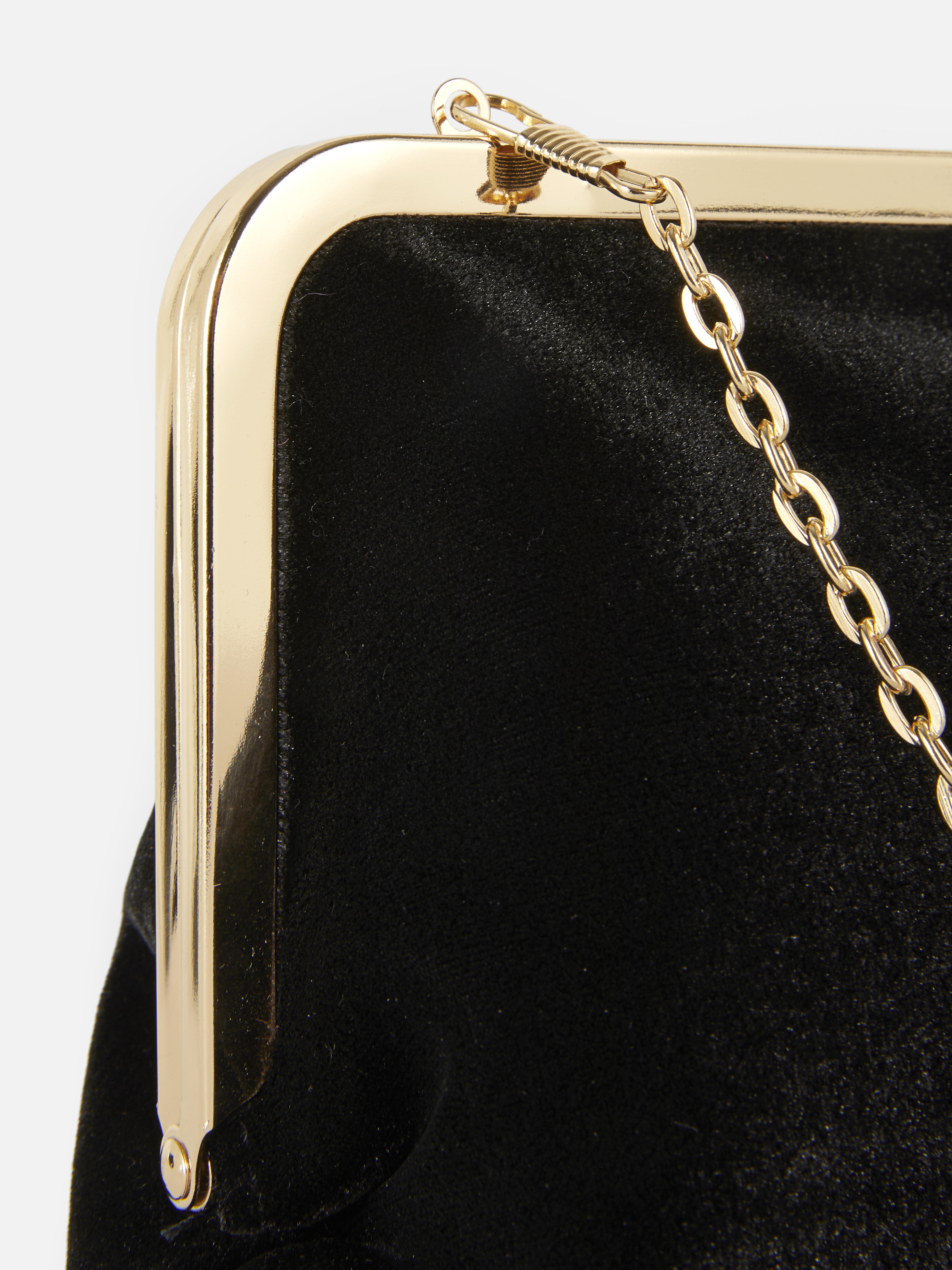 Clutch din catifea cu ramă. Acest clutch din catifea cu formă vintage completează orice ținută de seară.