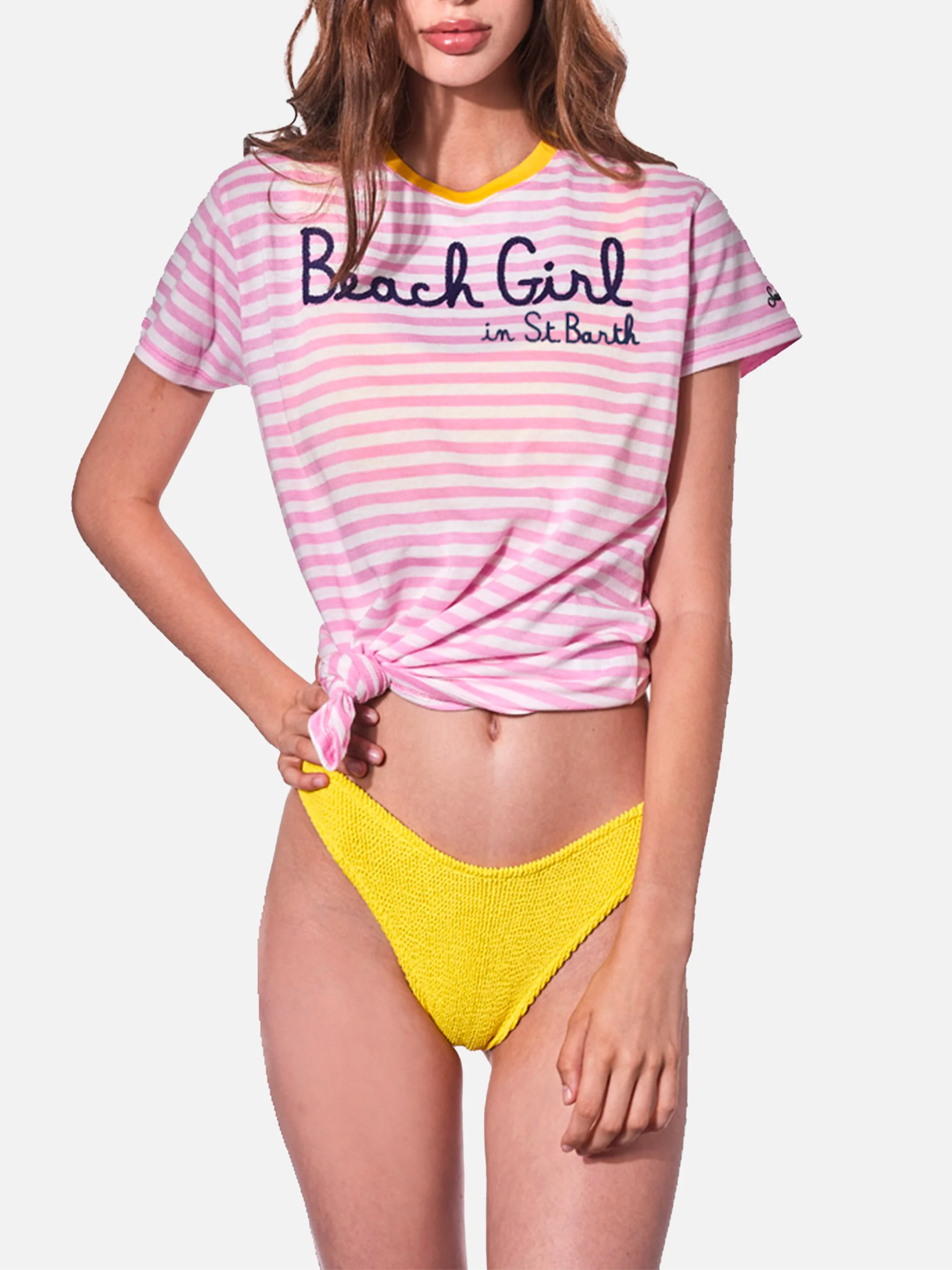 Roze gestreept T-shirt met borduursel van een strandmeisje op St. Barth.