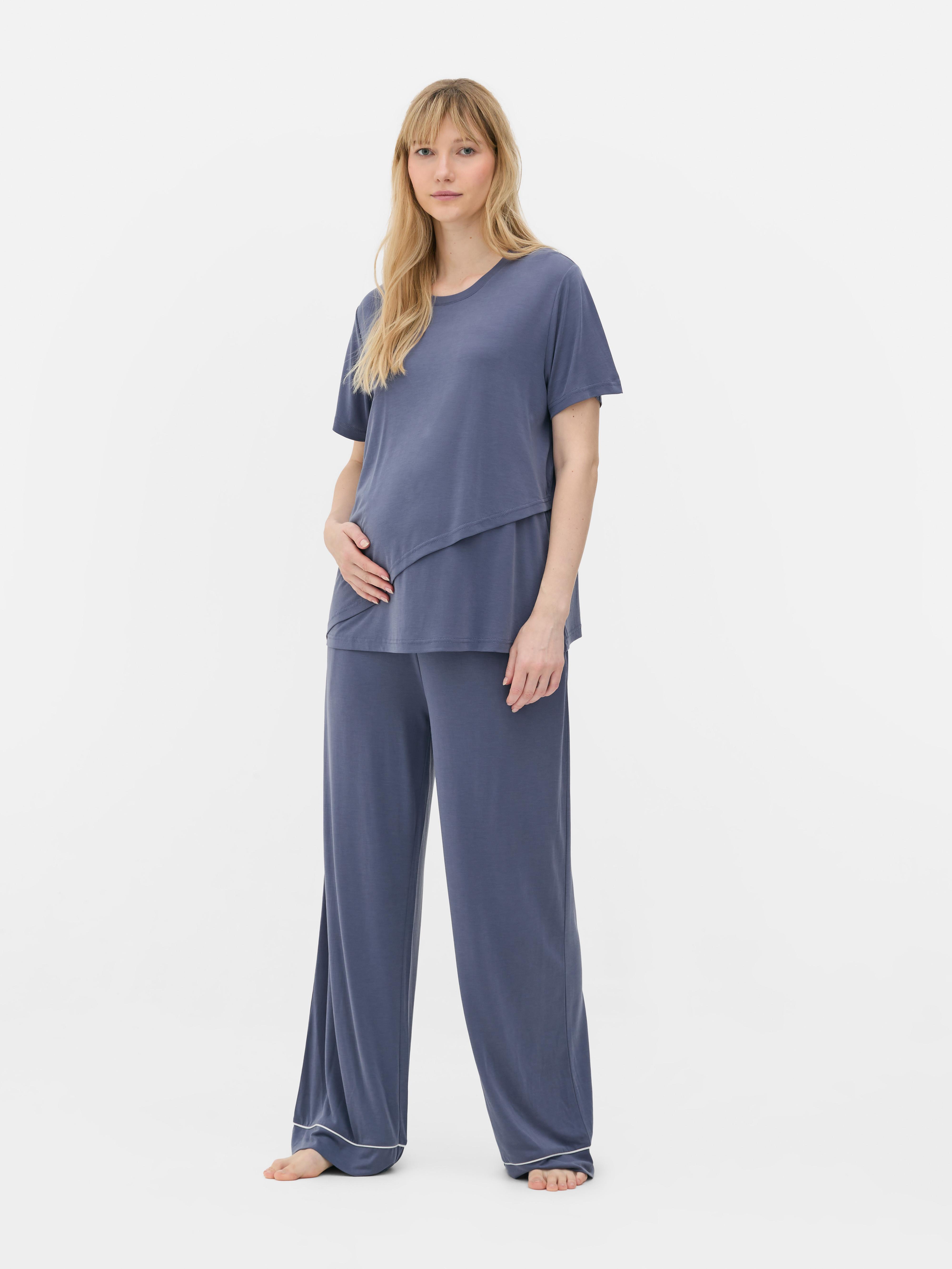 Pijama pentru alăptare. O pijama cu mânecă scurtă pentru alăptare noaptea.