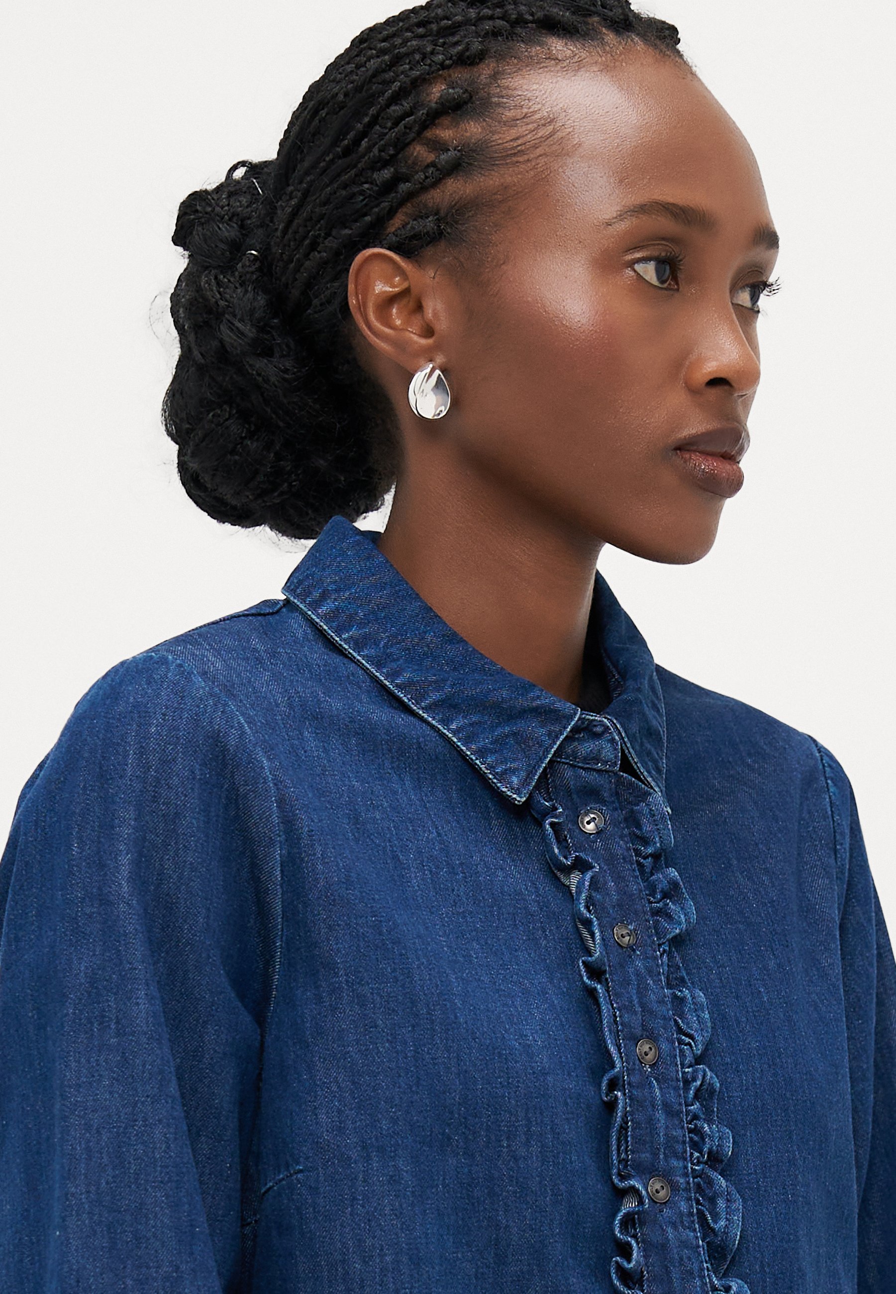 ONLY Petite ONLKAYA RUFFELSHIRT - Blouse met knoopsluiting - donkerblauwe denim