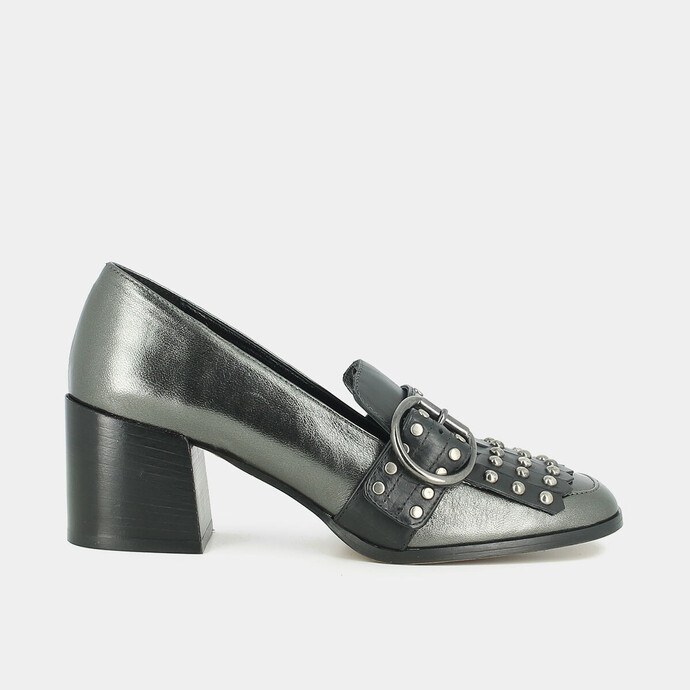 Mocassins à talons et pattes frangées  et cabochons en cuir métallisé acier