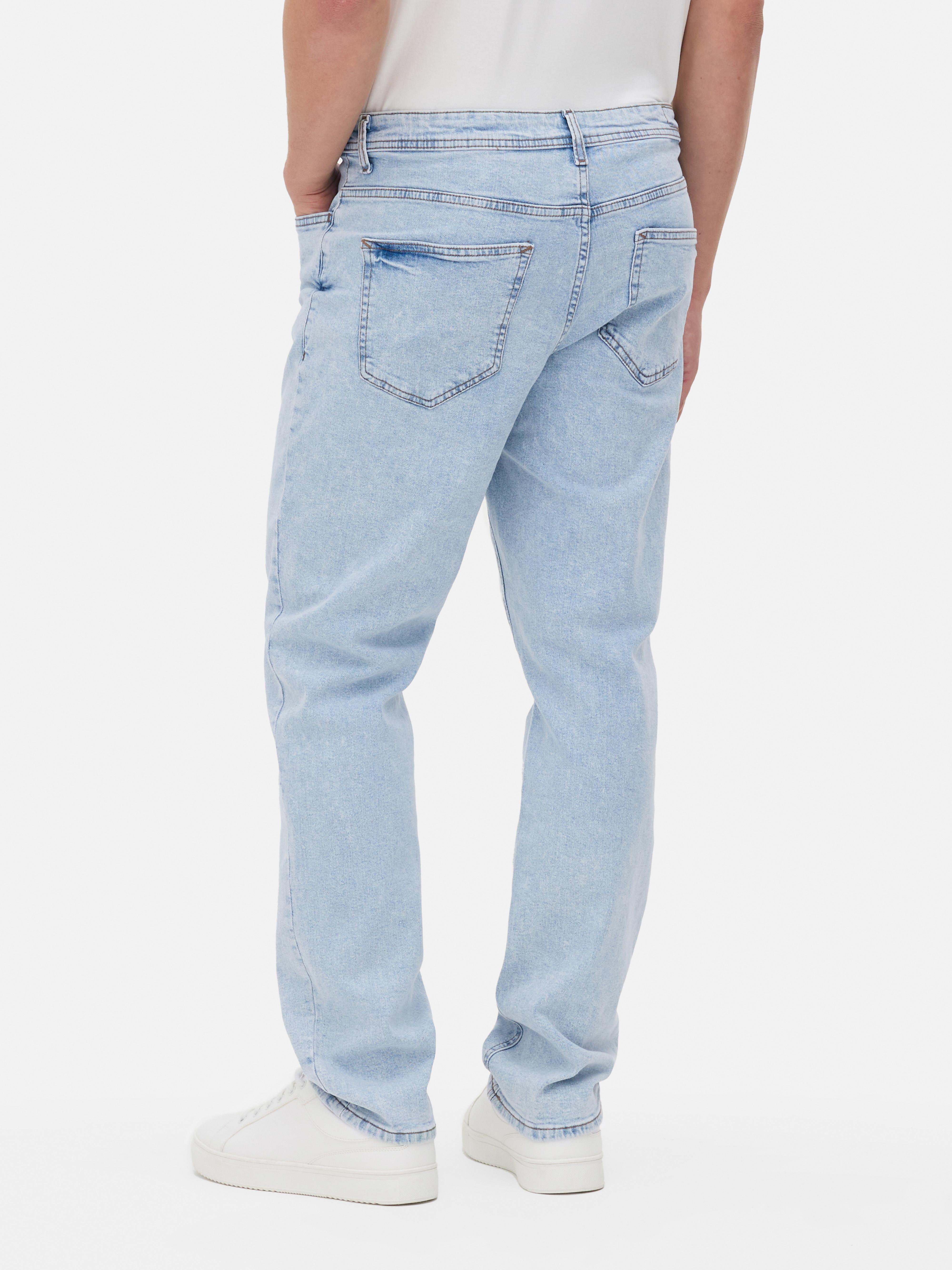 Gerade geschnittene Stretch-Jeans mit verdecktem Reißverschluss und fünf Taschen.