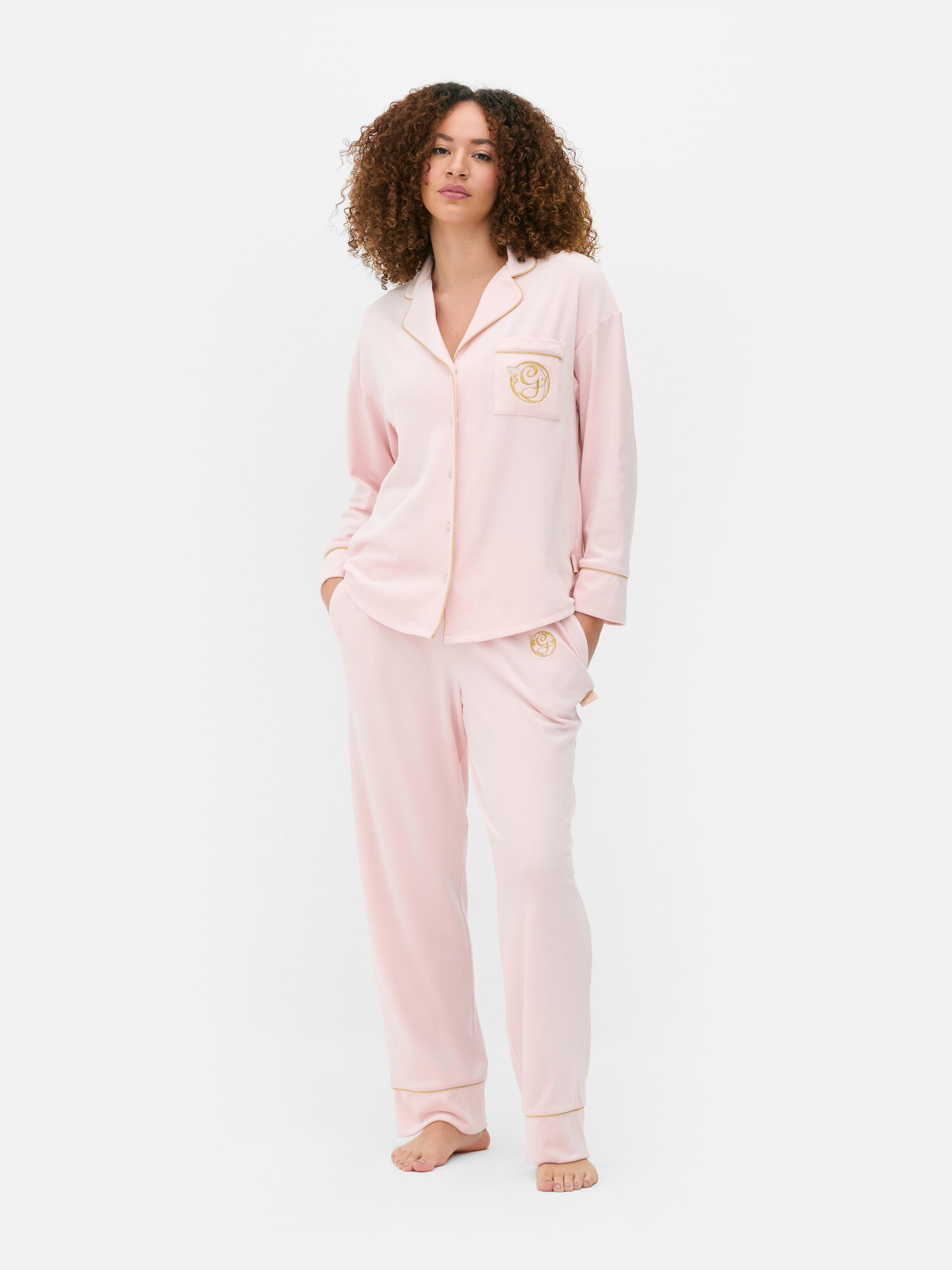 Cămașă de pijama din catifea Wicked x Primark. O cămașă de pijama confortabilă cu guler cu rever și mâneci lungi.