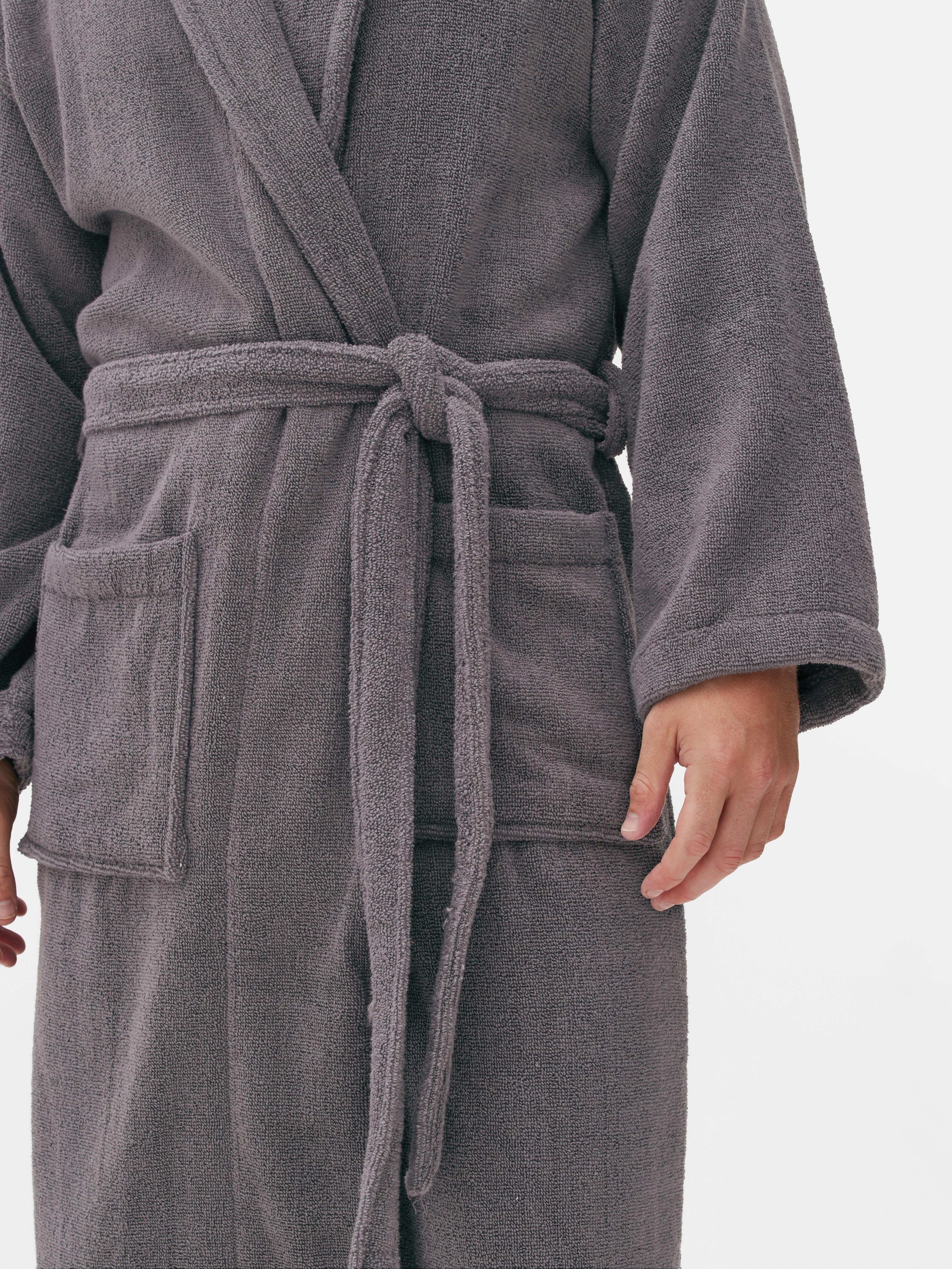 Halat de baie wellness din bumbac terry. Acest halat de baie moale, de lungime medie, este indispensabil în rutina ta de îngrijire.