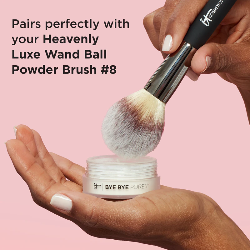 pó solto Bye Bye Pores Poreless Finish da IT Cosmetics proporciona um acabamento aveludado e iluminado.