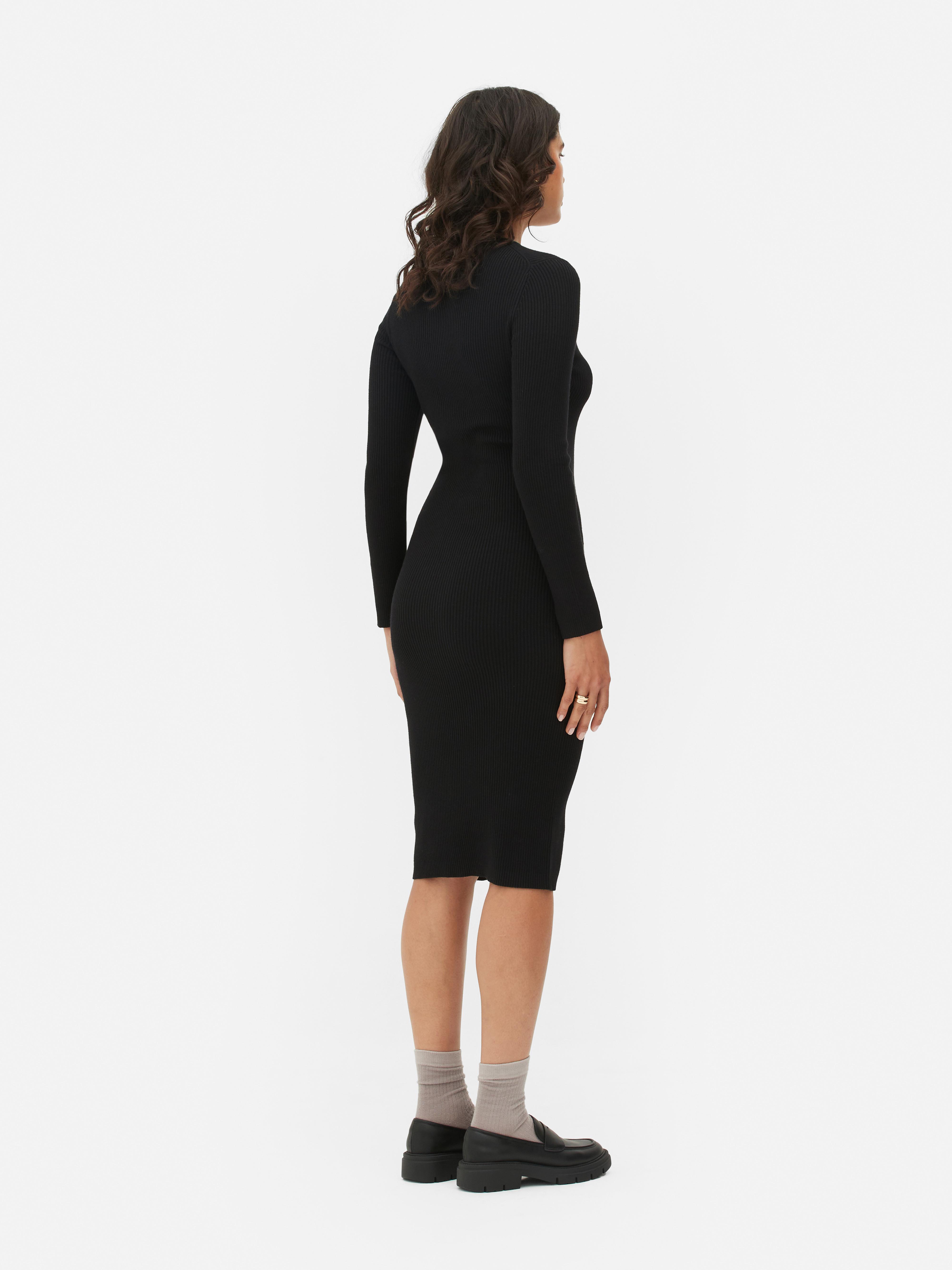 Latzkleid mit Rundhalsausschnitt und langen Ärmeln. Ein schlichtes Strickkleid mit Rundhalsausschnitt und langen Ärmeln.