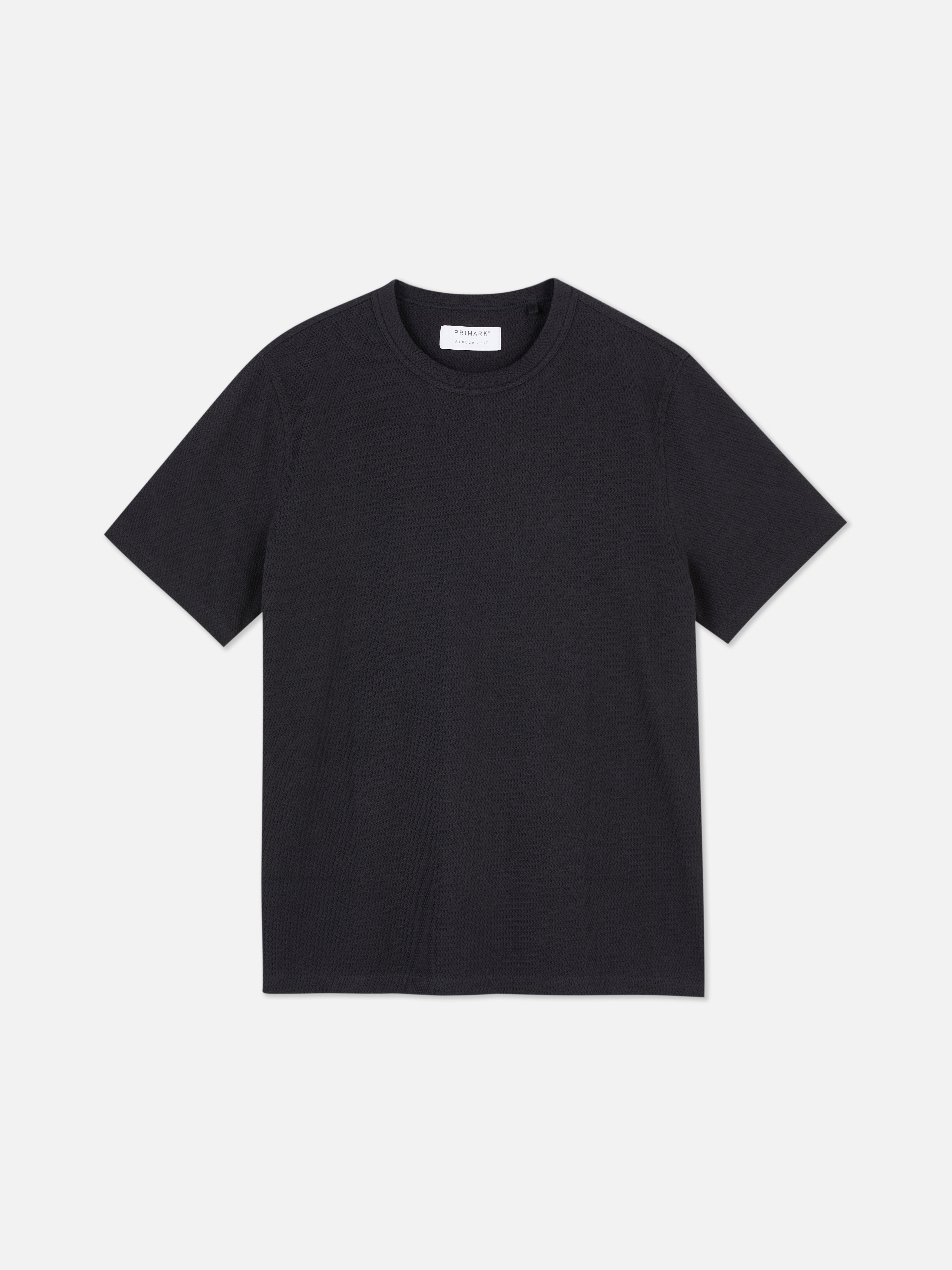 T-Shirt mit Wabenstruktur Ein T-Shirt mit Rundhalsausschnitt, kurzen Ärmeln und Wabenmuster