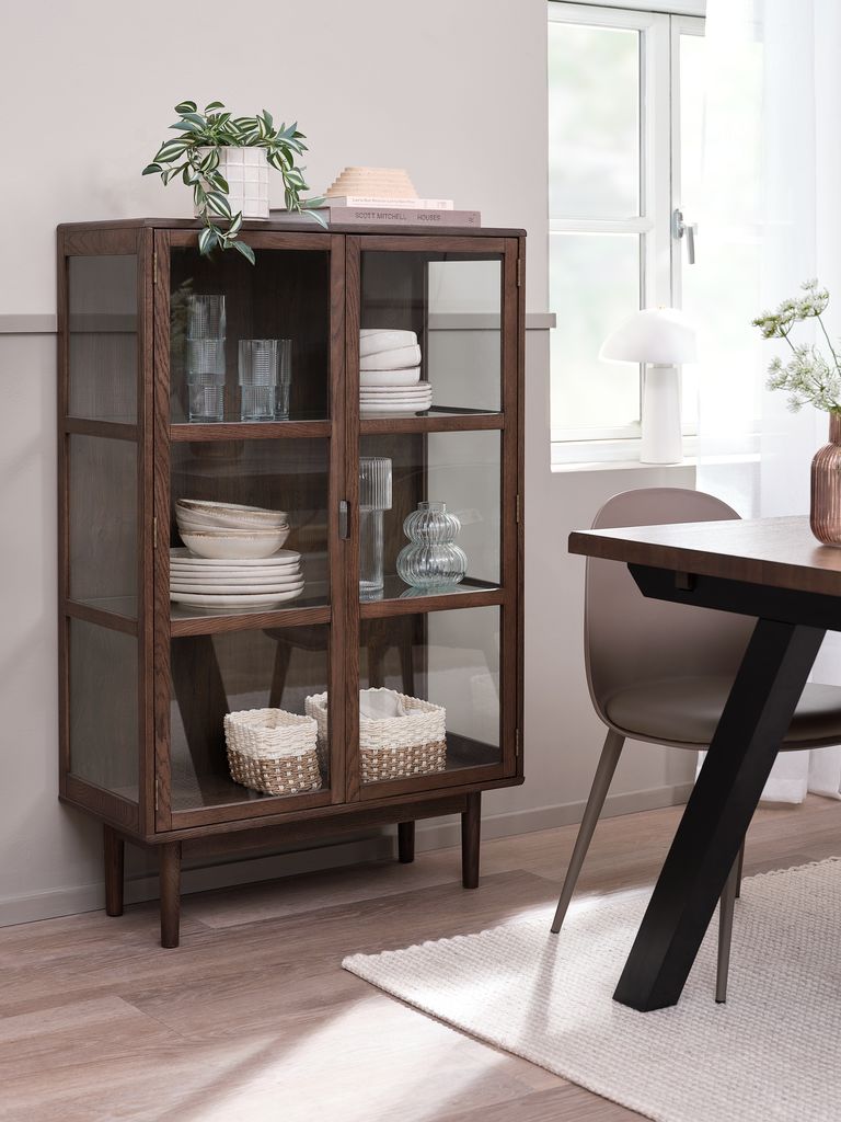 VESTERBY Vitrina VESTERBY niska, 2 vrata, tamni hrast