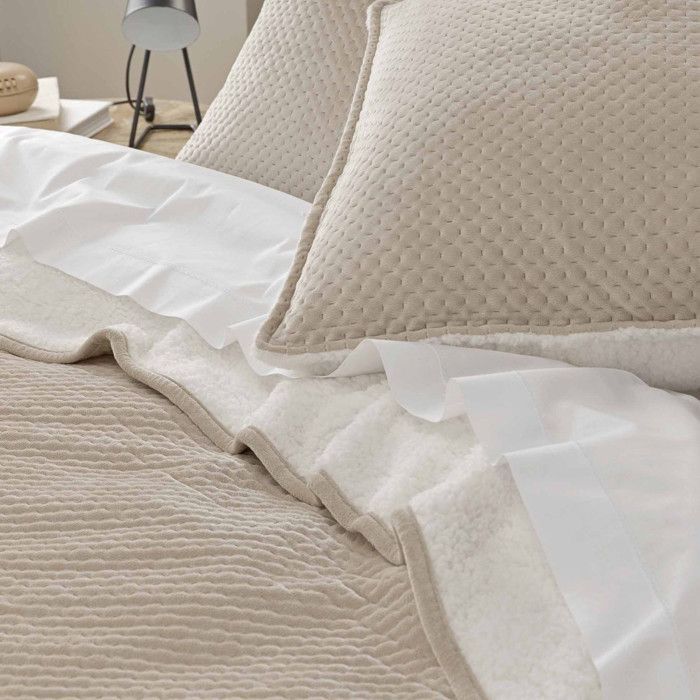 Copriletto 220 x 240 cm + 2 federe 60 x 60 cm – Velluto testurizzato e sherpa – Modello Mylène Beige
