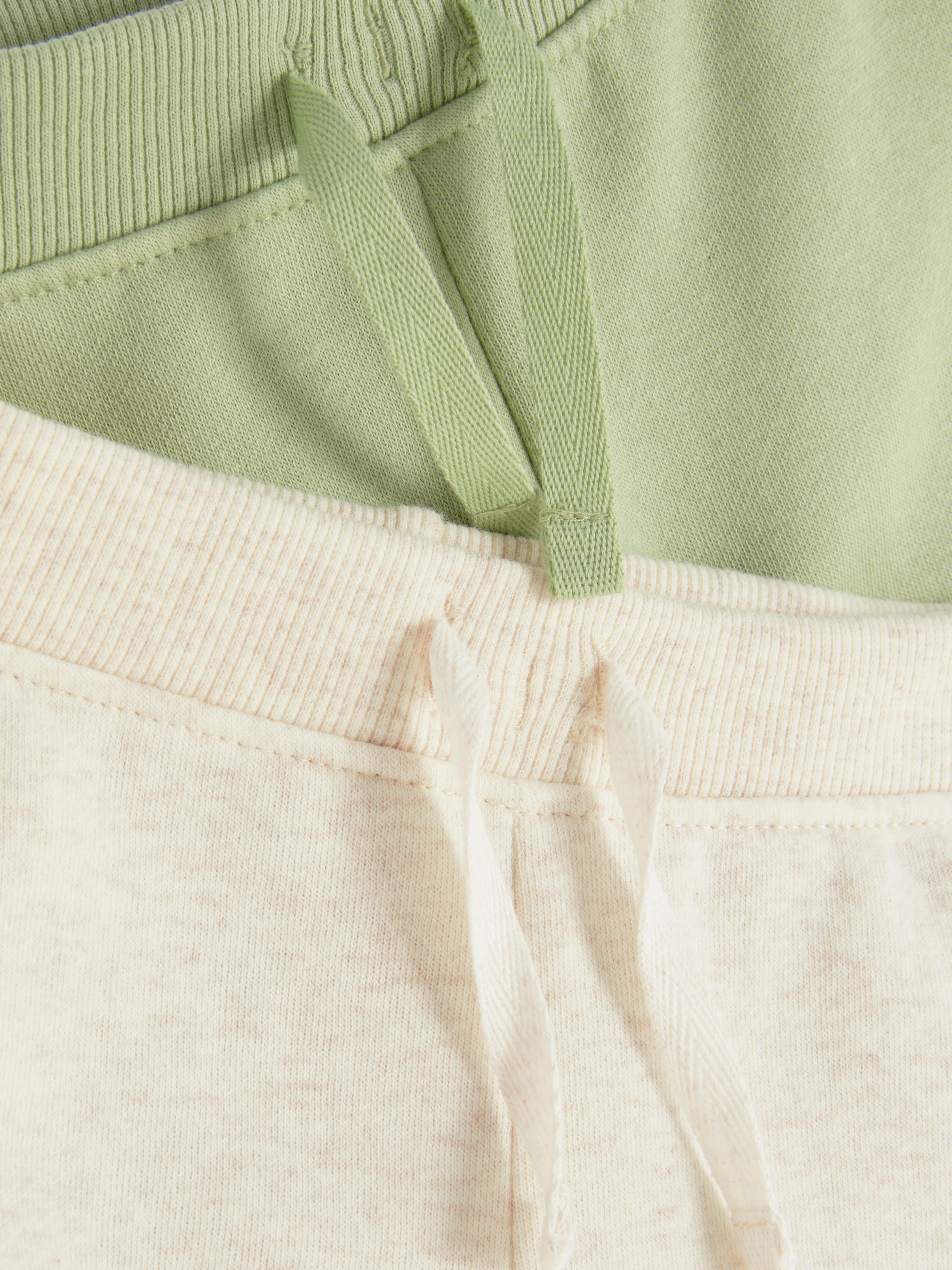 Pantaloni de trening cu șnur și manșete, set de 2. Îmbunătățește-ți stilul confortabil cu acești pantaloni de trening cu manșete la gleznă.
