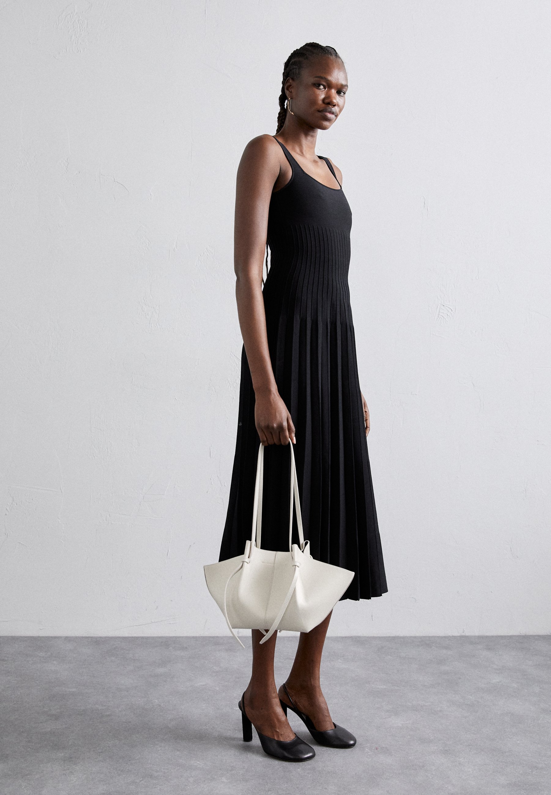 STAUD ELLISON DRESS - Svetrové šaty - black