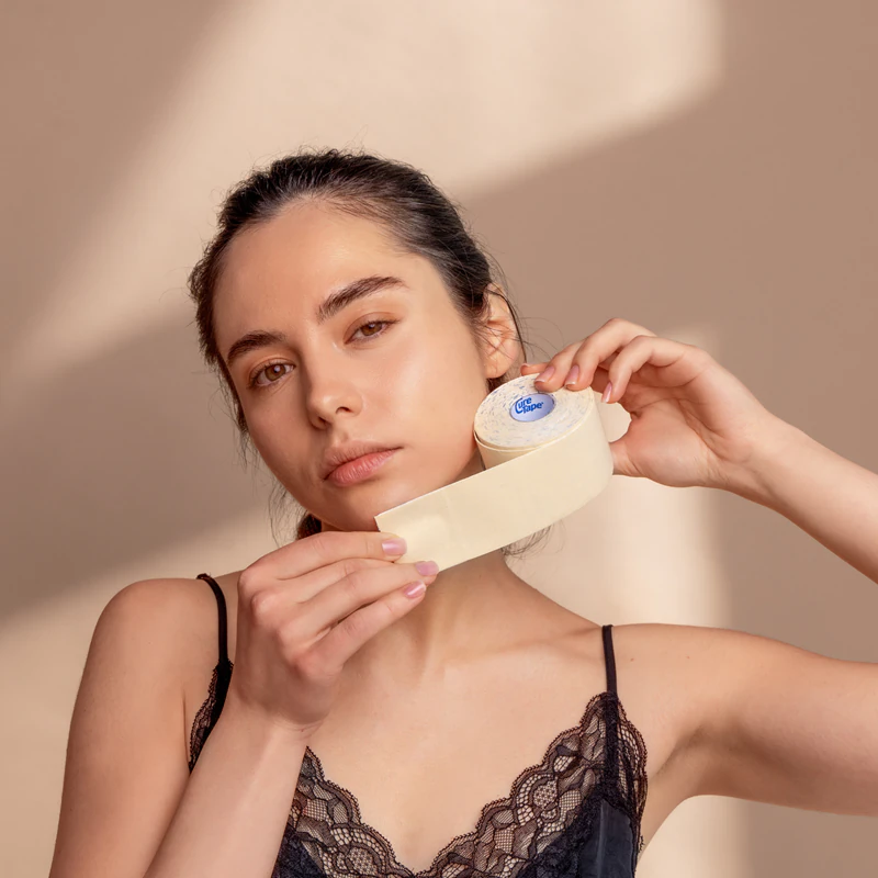 CureTape® Beauty, dispositivo médico para aplicação de fita adesiva facial.