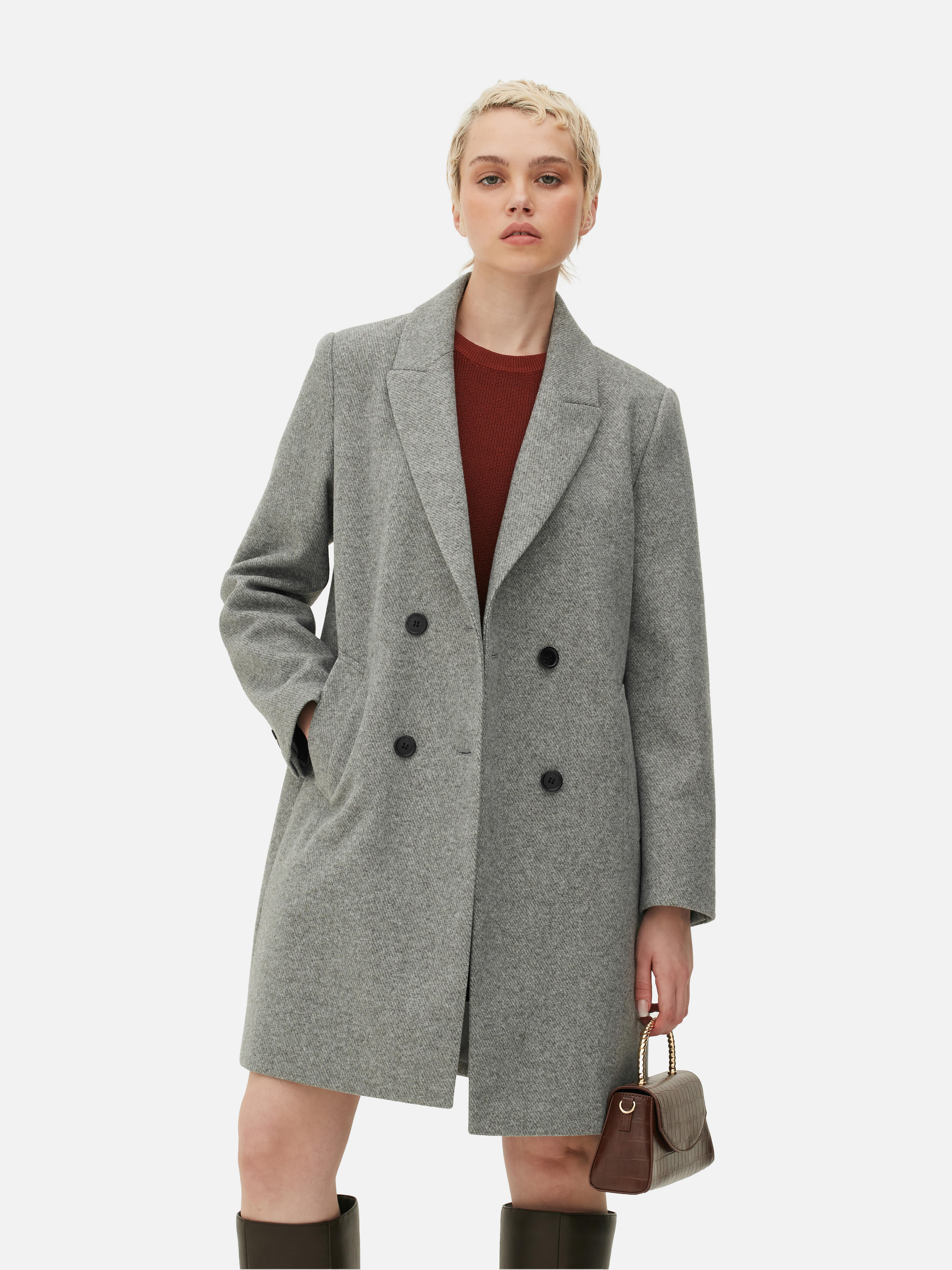 Palton twill cu două rânduri de nasturi. Acest palton twill cu două rânduri de nasturi, cu o croială modernă și revere crestate, este perfect pentru ținute casual sau elegante.